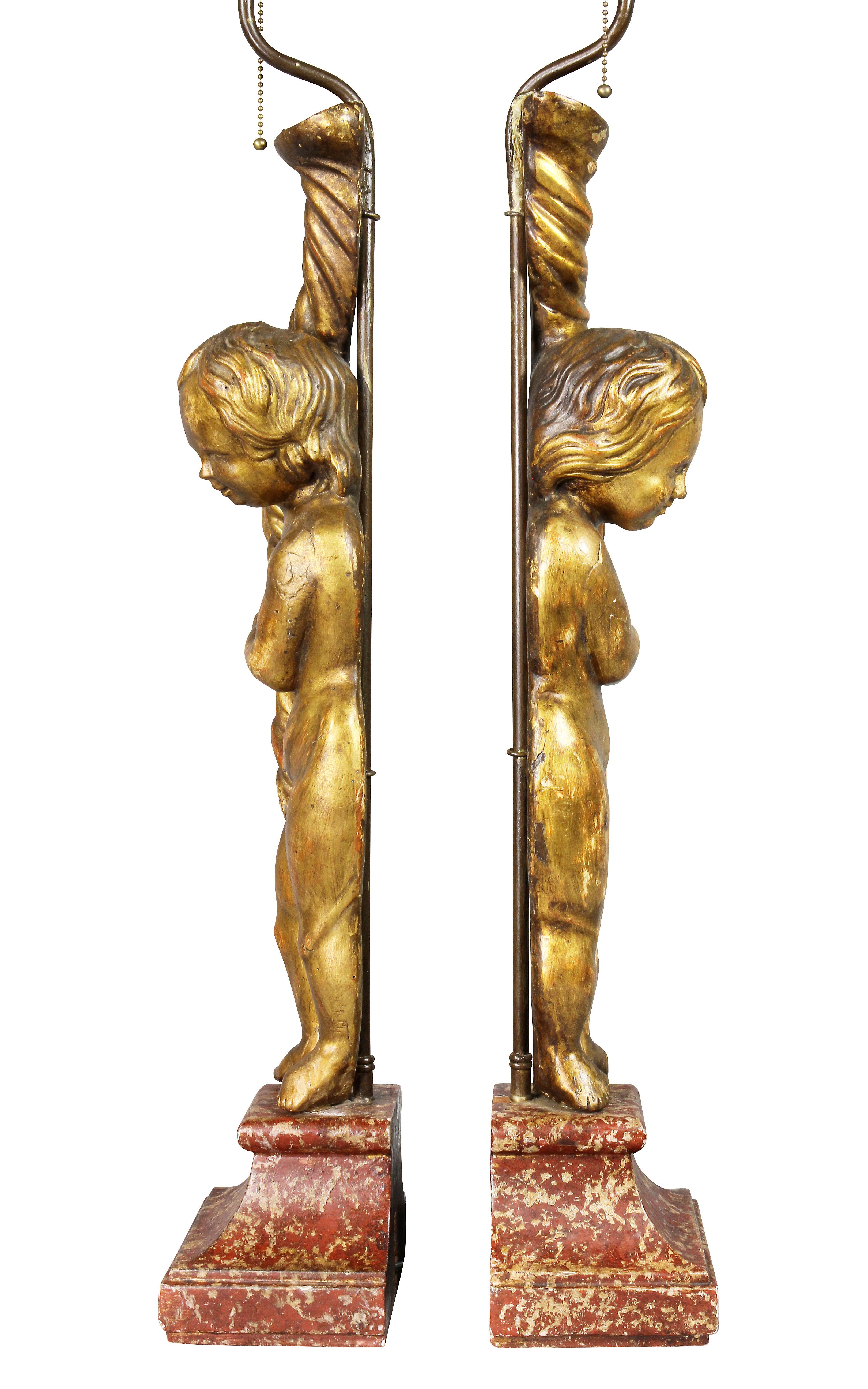 Paar italienische Rokoko-Giltwood-Figurenlampen (Vergoldetes Holz) im Angebot