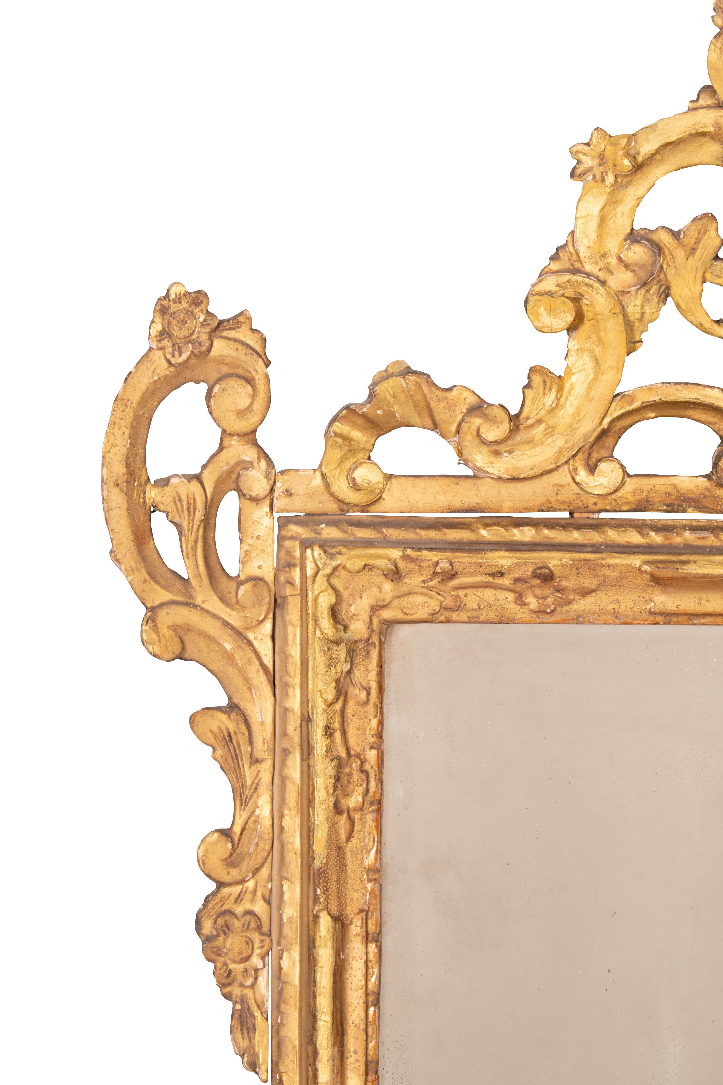 Paar italienische Rokoko-Spiegel aus vergoldetem Holz im Angebot 4