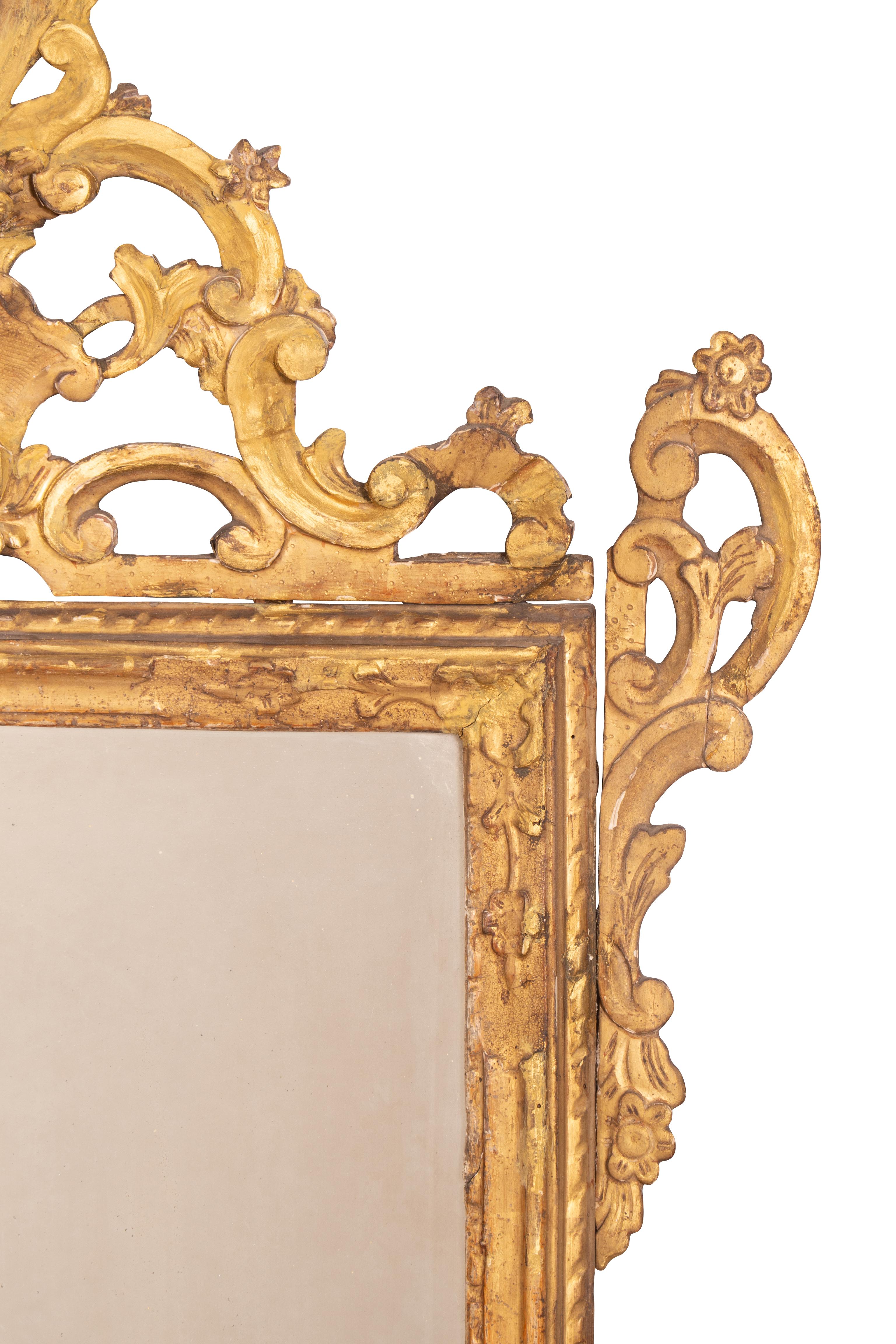 Paar italienische Rokoko-Spiegel aus vergoldetem Holz im Angebot 5