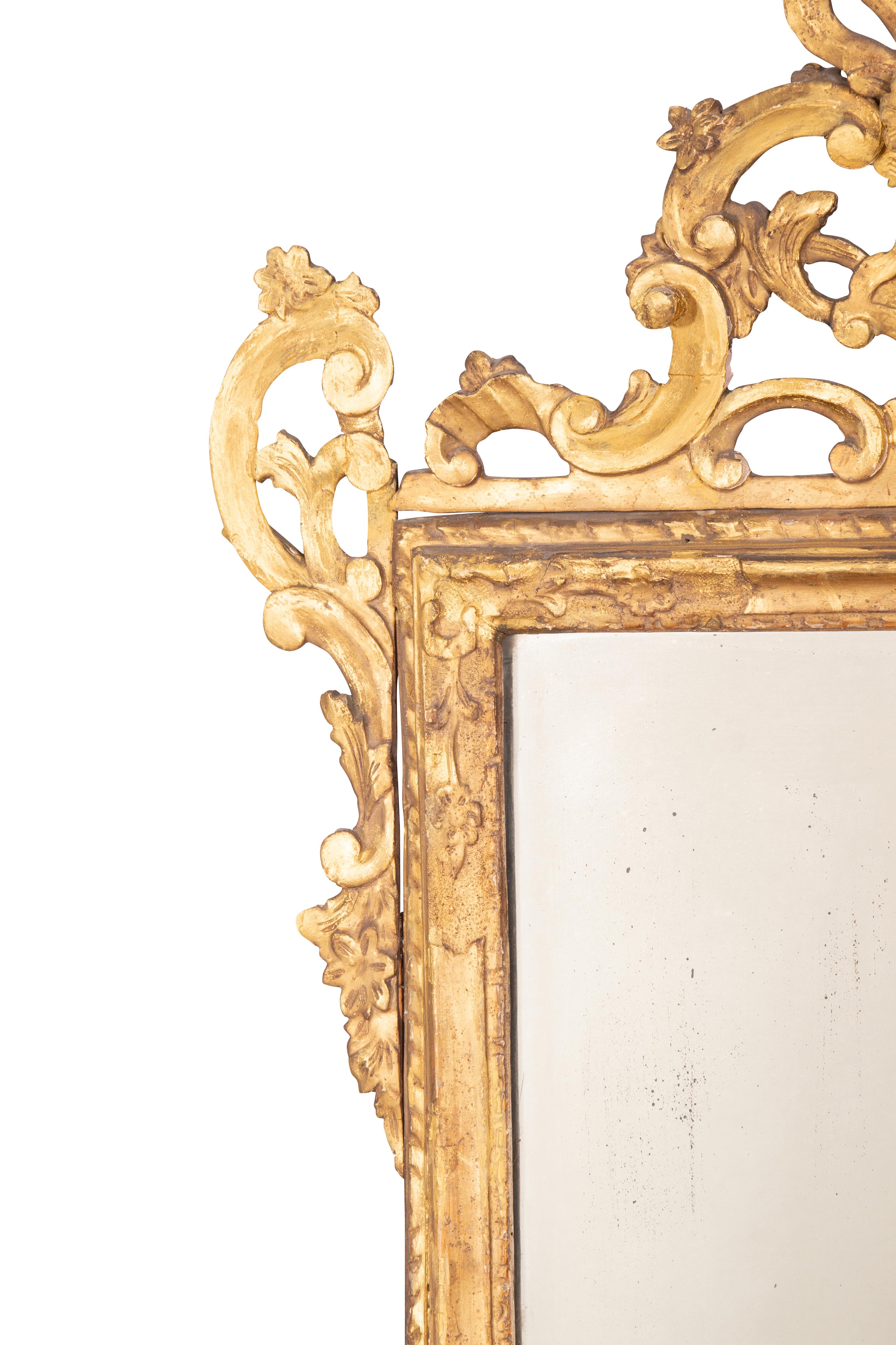 Paire de miroirs italiens rococo en bois doré en vente 7