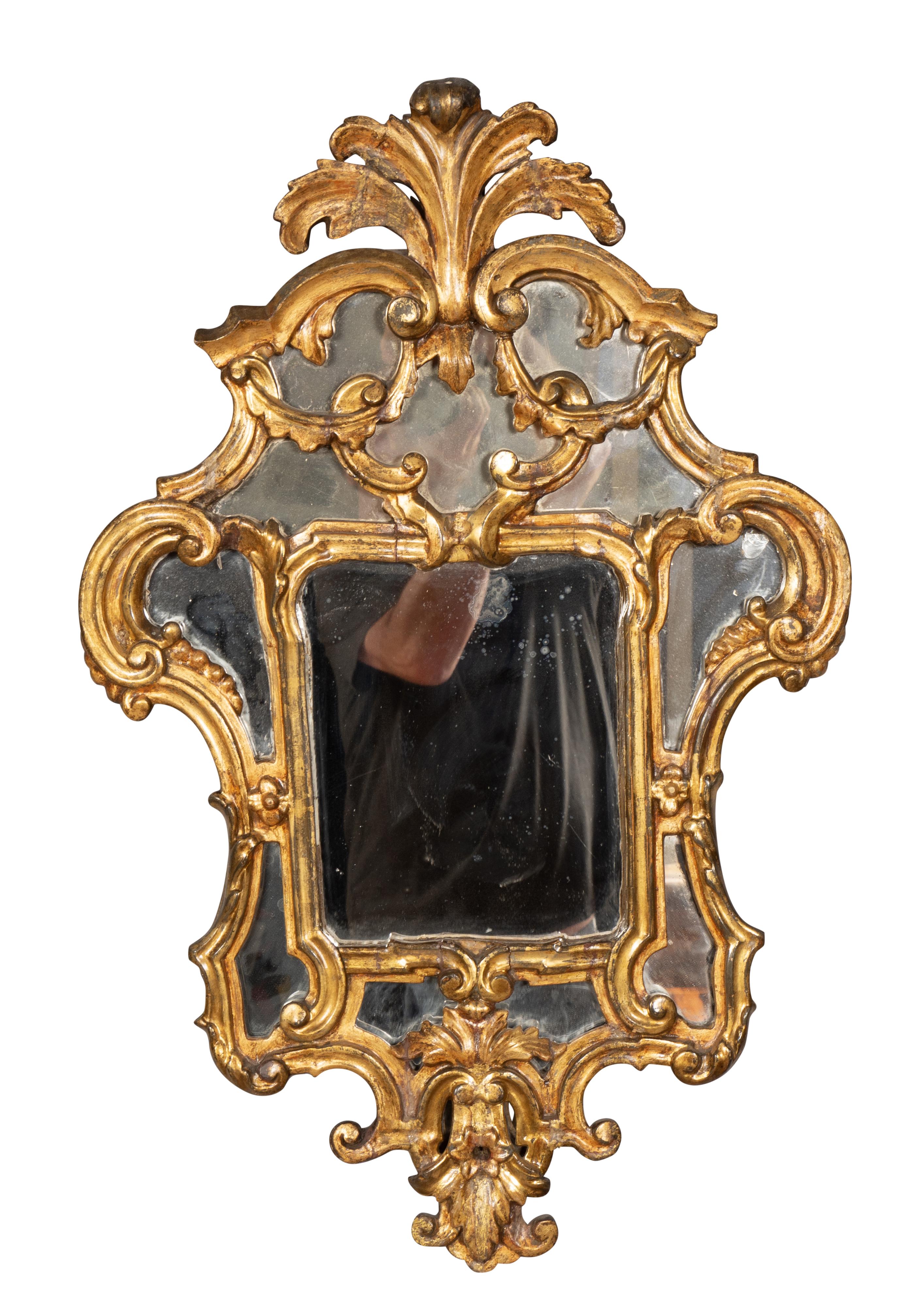 Avec un sommet en forme de panache arqué et un miroir extérieur et intérieur. A l'origine avec des bras en forme de bougie. Verre et dorure d'origine. D'une propriété Bellevue Ave , Newport RI.