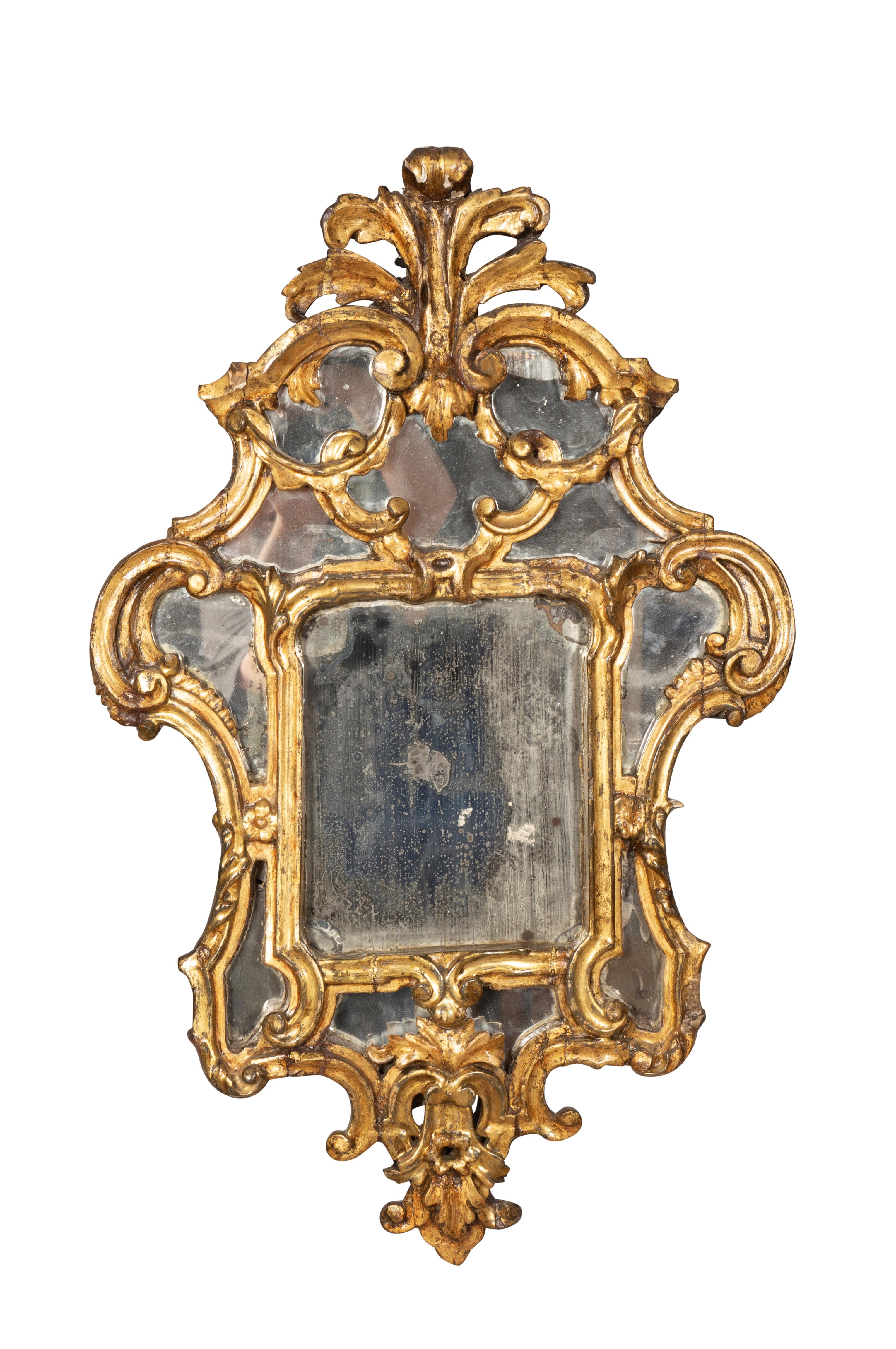 Rococo Paire de miroirs italiens rococo en bois doré en vente
