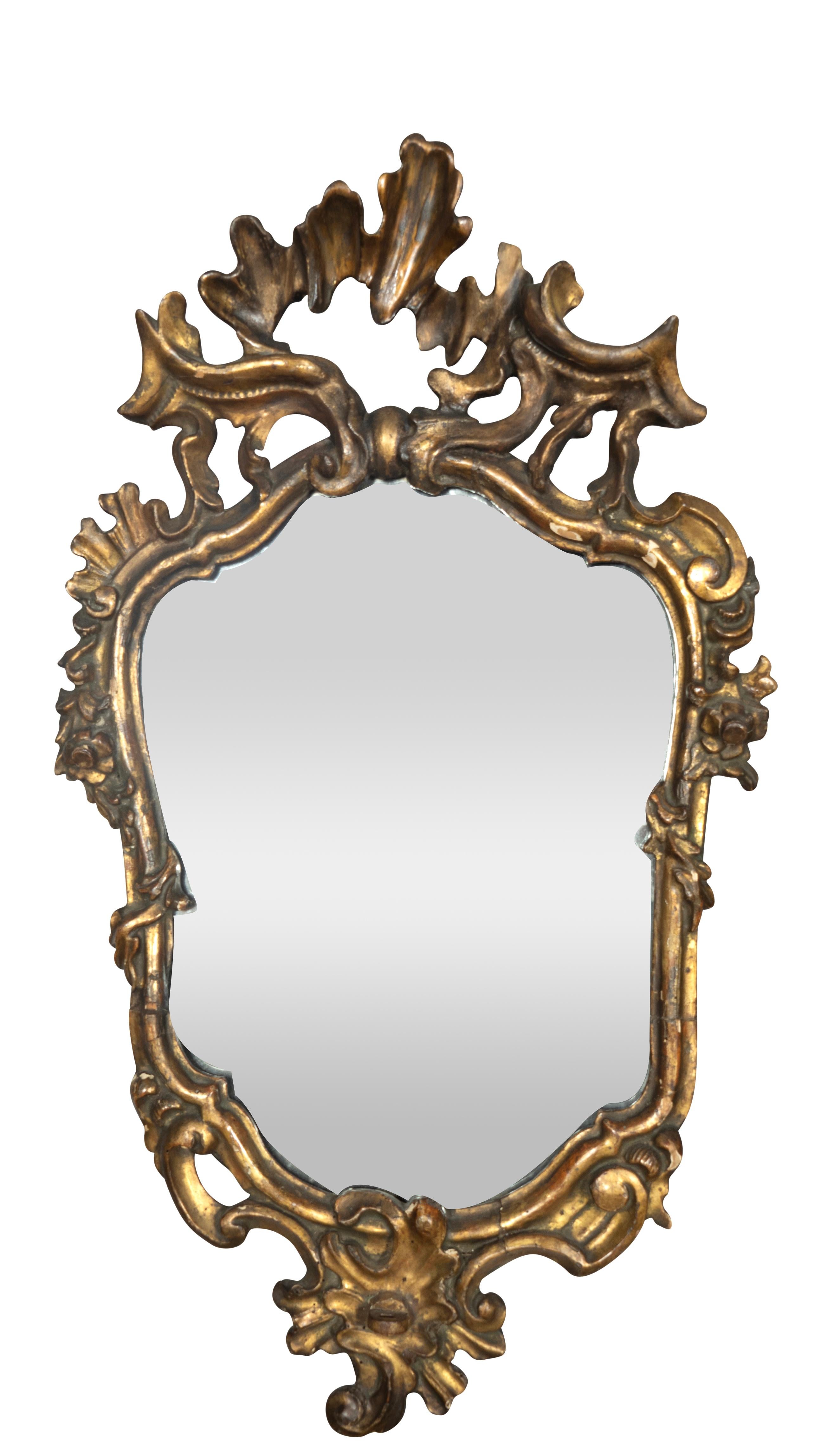 Rococò Coppia di specchi rococò italiani in legno dorato in vendita