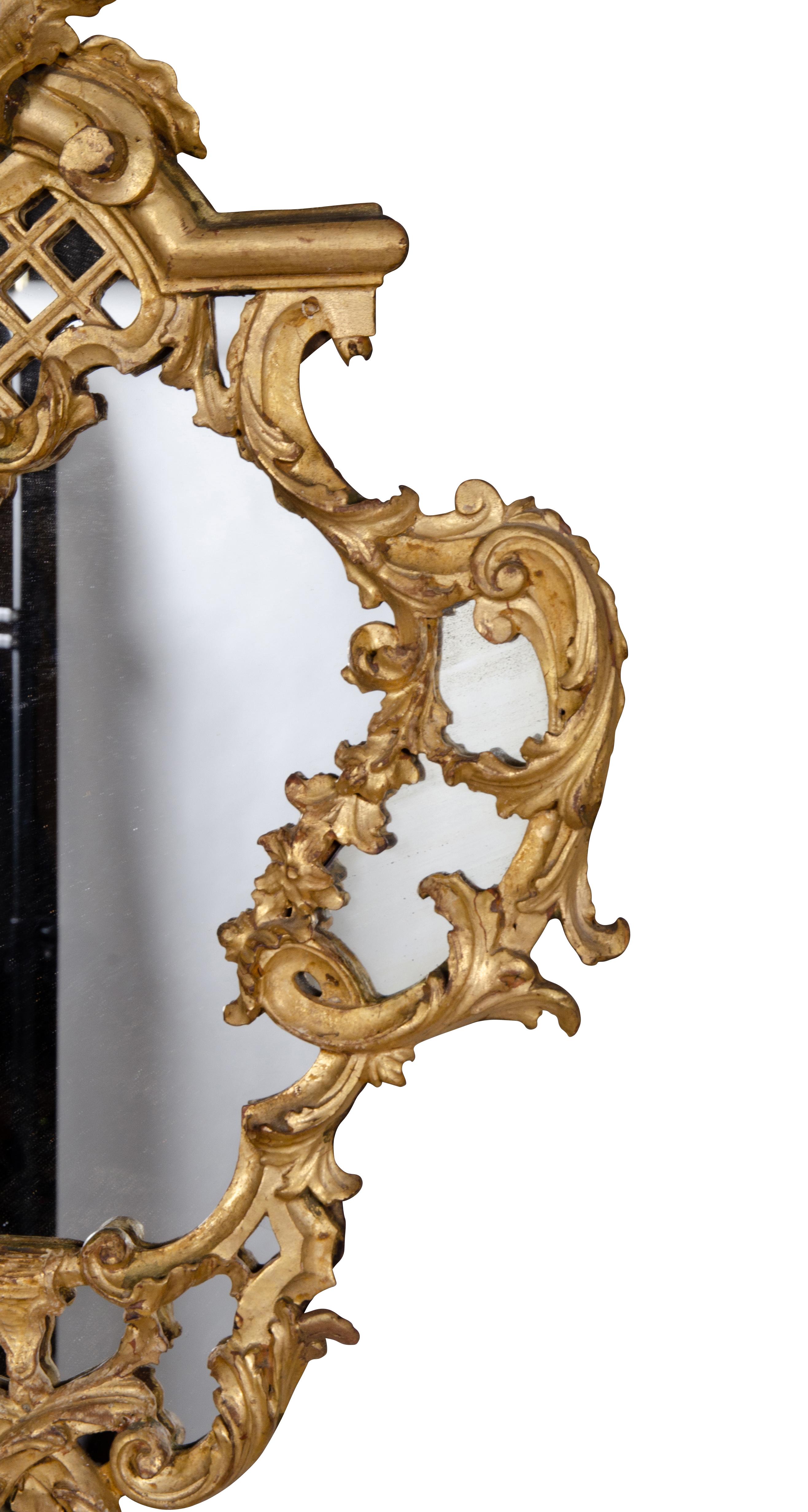 Paar italienische Rokoko-Spiegel aus vergoldetem Holz (Vergoldet) im Angebot