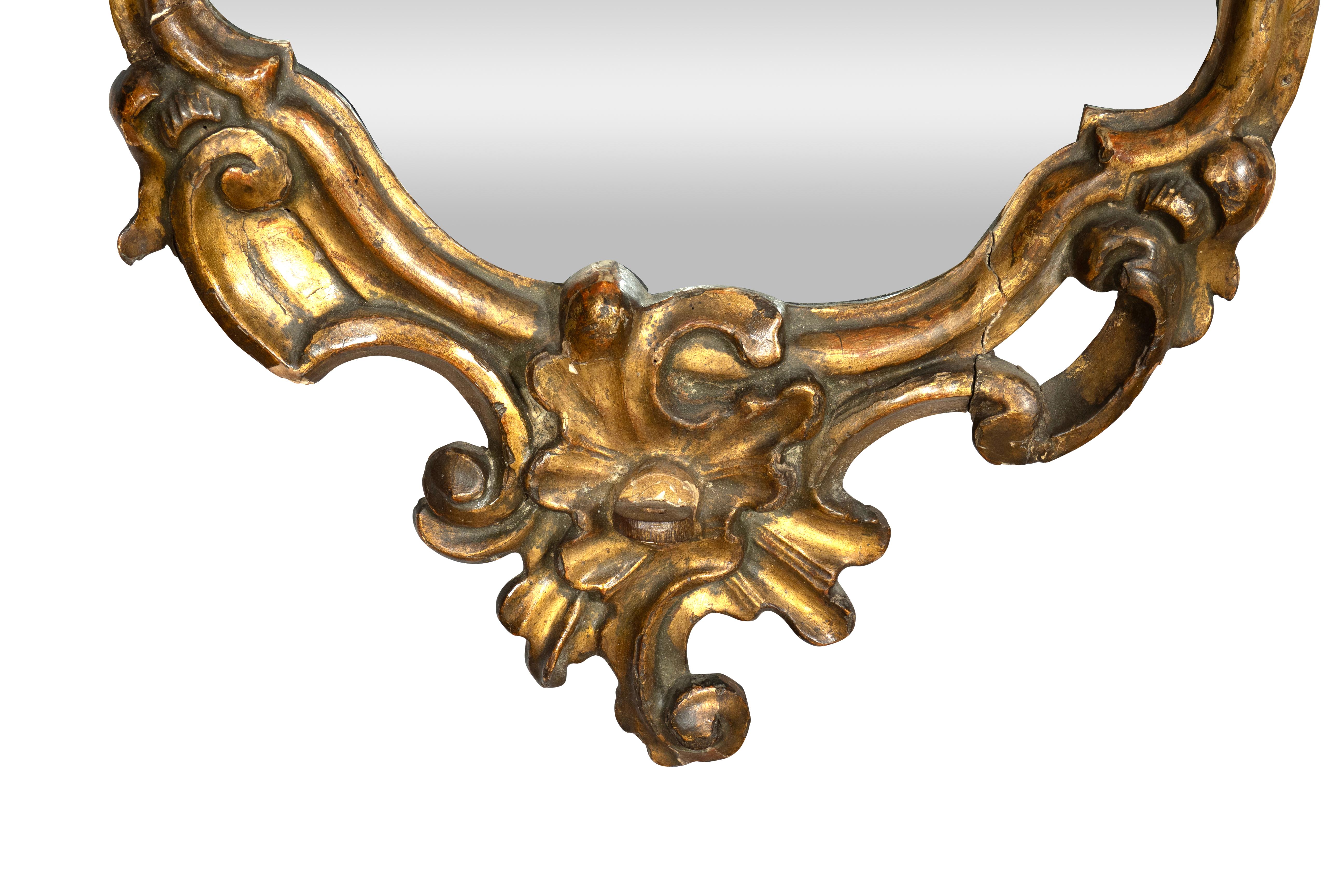 Italiano Coppia di specchi rococò italiani in legno dorato in vendita