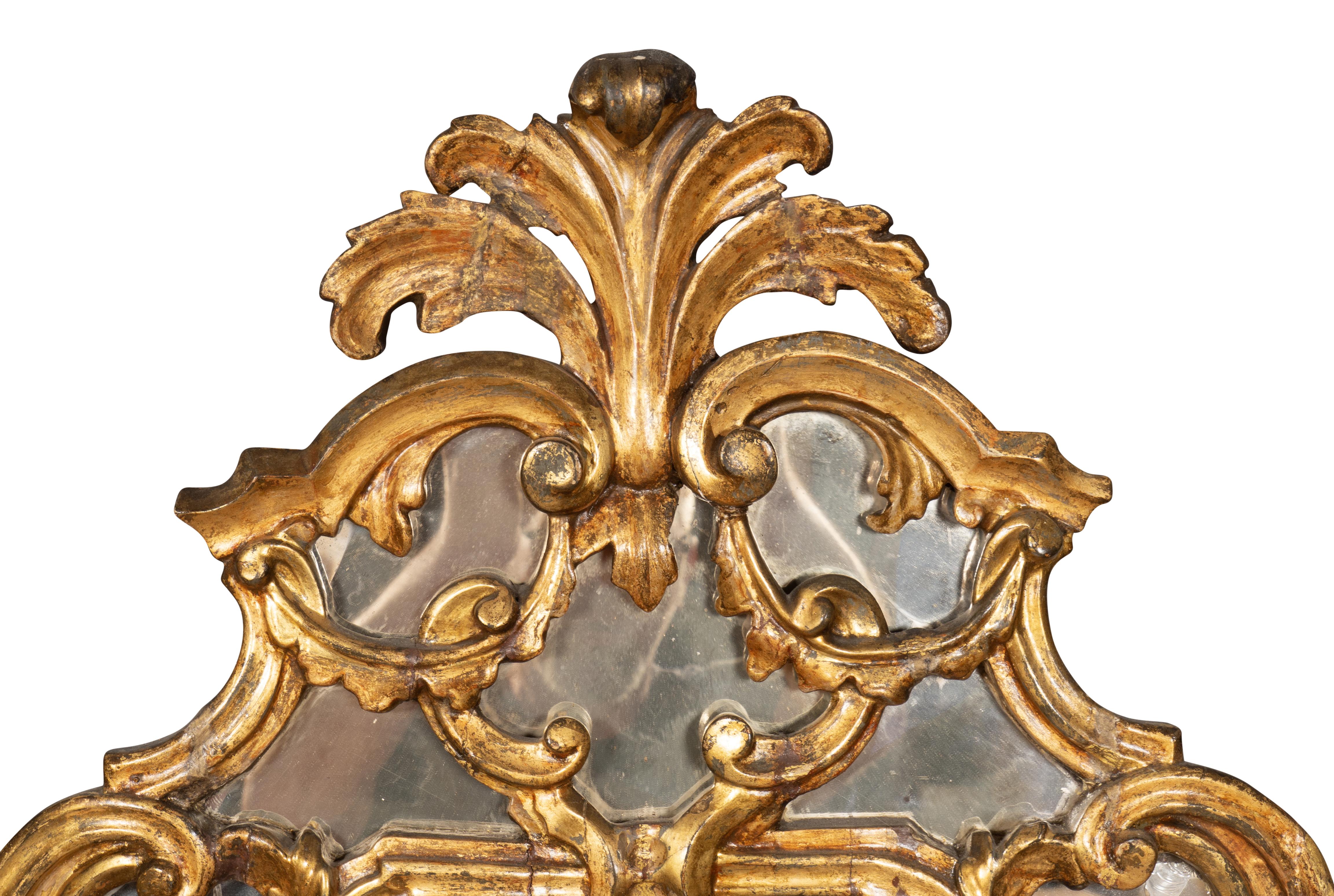 Milieu du XVIIIe siècle Paire de miroirs italiens rococo en bois doré en vente