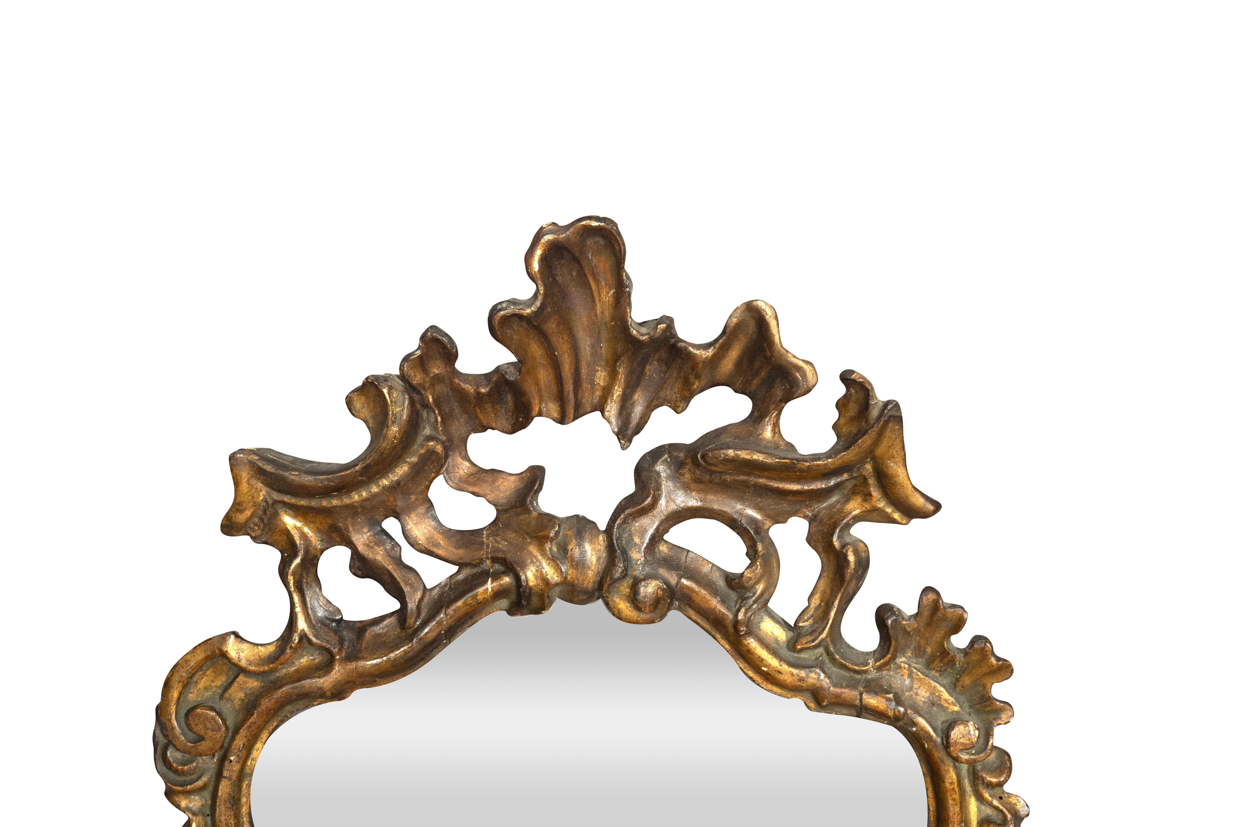 Coppia di specchi rococò italiani in legno dorato In condizioni buone in vendita a Essex, MA