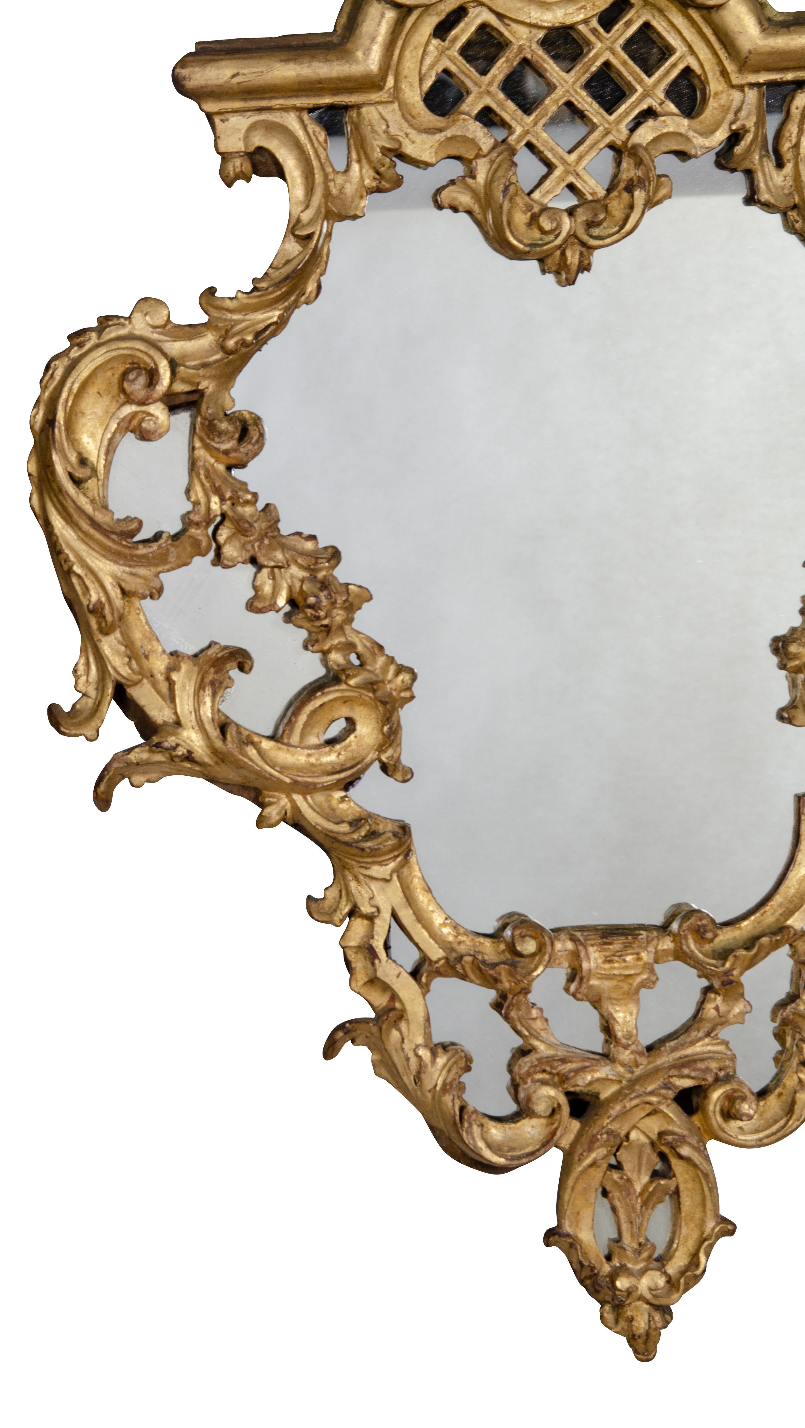 Paar italienische Rokoko-Spiegel aus vergoldetem Holz (Spätes 18. Jahrhundert) im Angebot