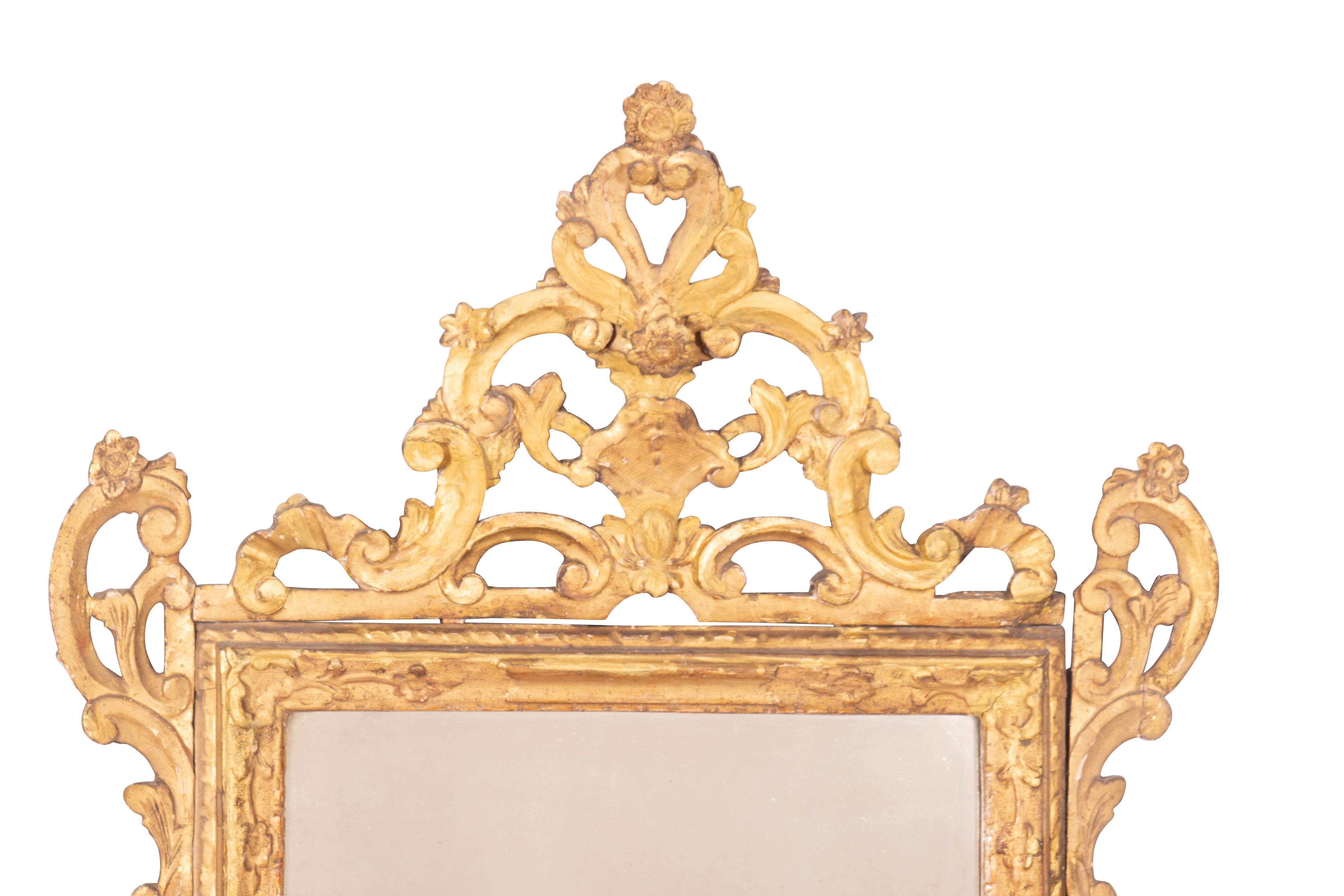 Milieu du XVIIIe siècle Paire de miroirs italiens rococo en bois doré en vente