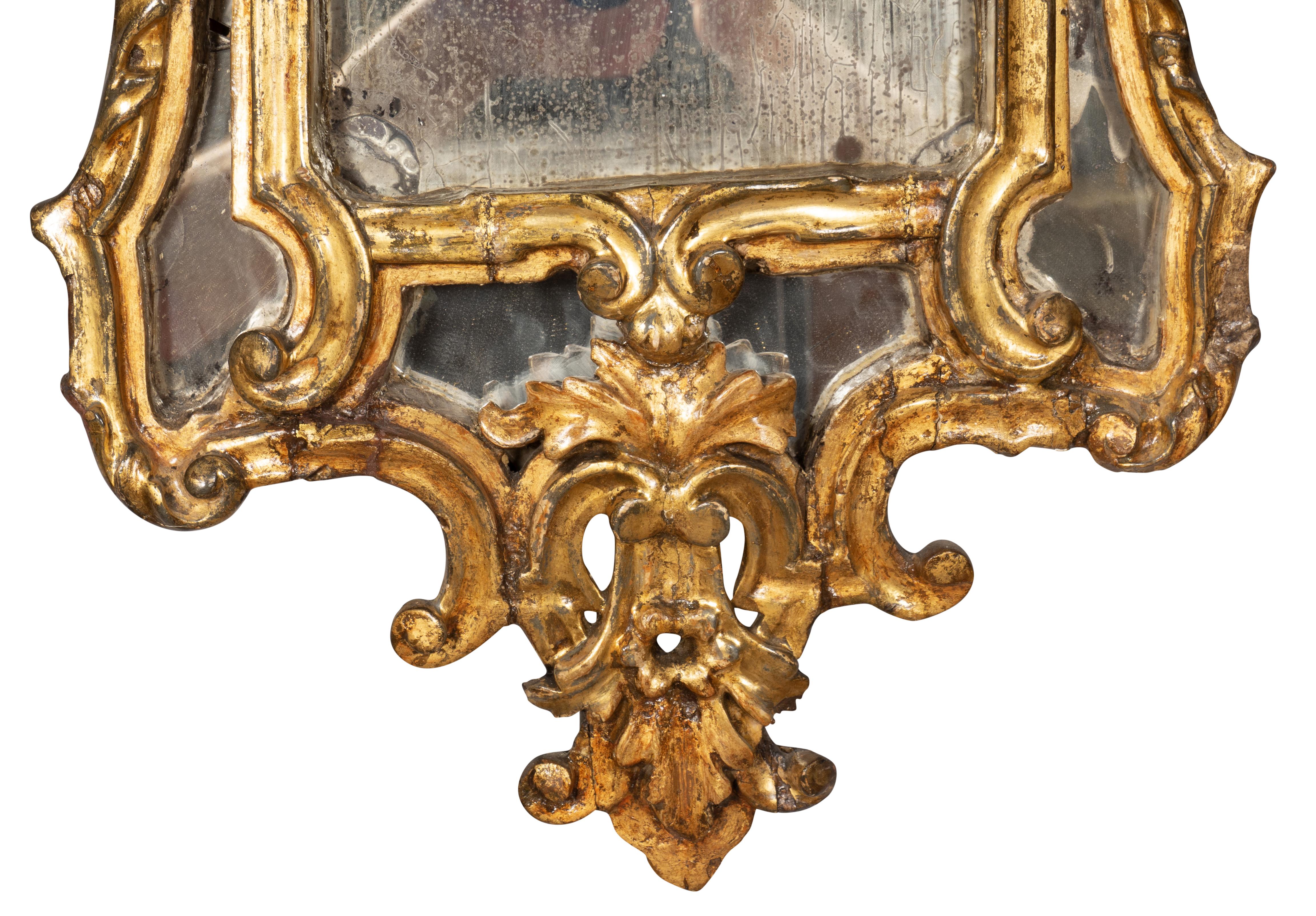 Bois doré Paire de miroirs italiens rococo en bois doré en vente