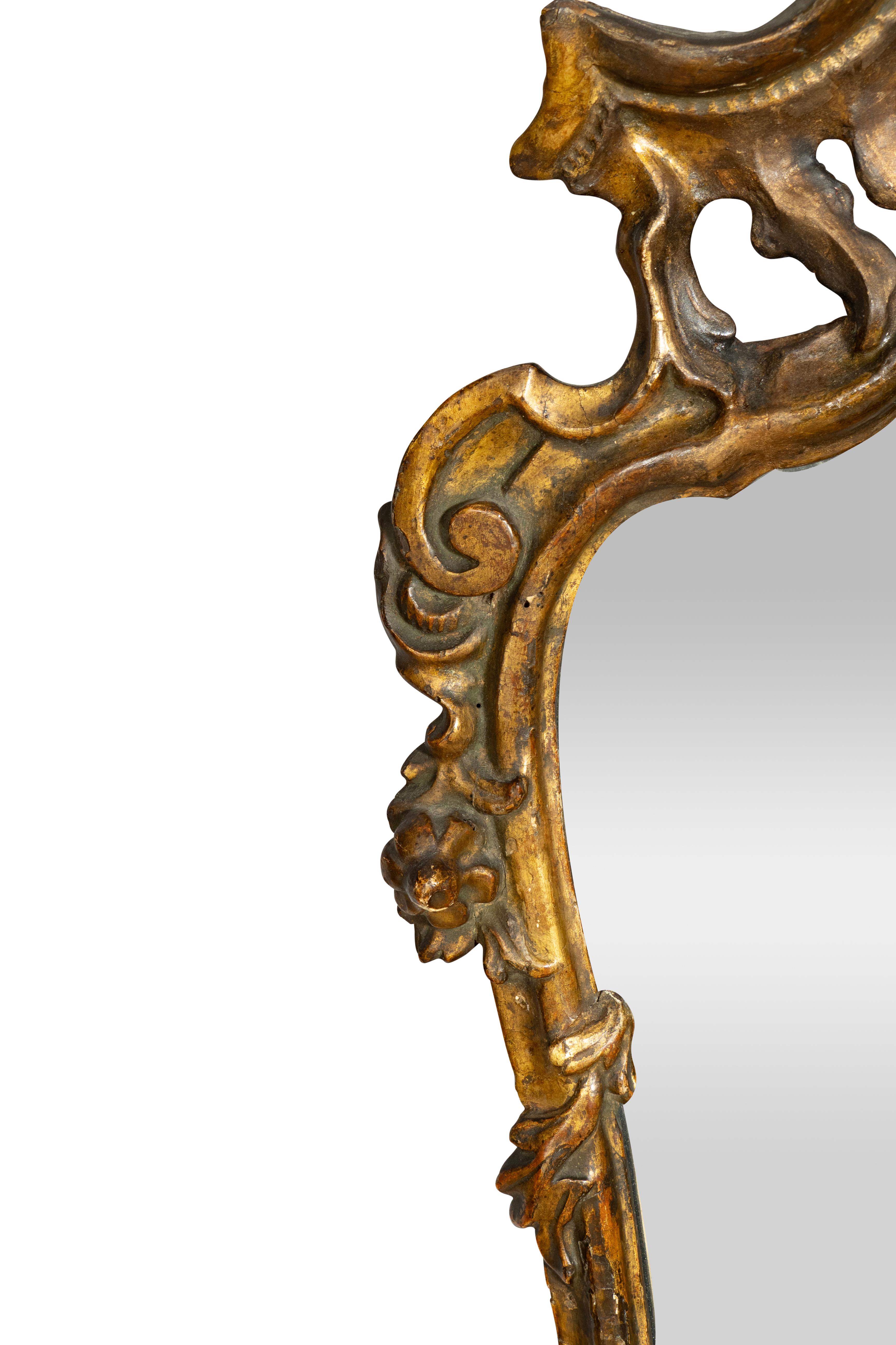 Legno dorato Coppia di specchi rococò italiani in legno dorato in vendita
