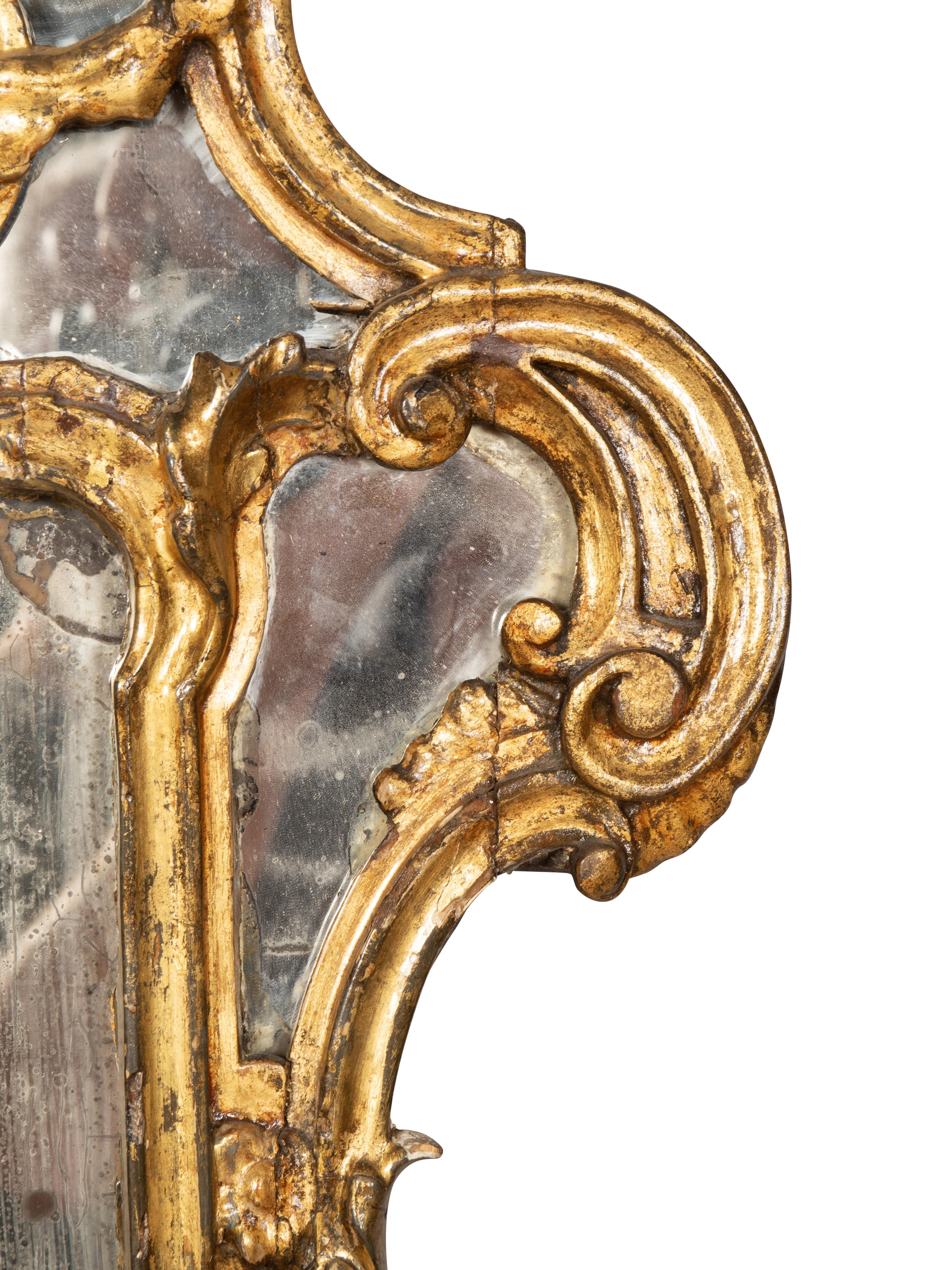Paire de miroirs italiens rococo en bois doré en vente 3