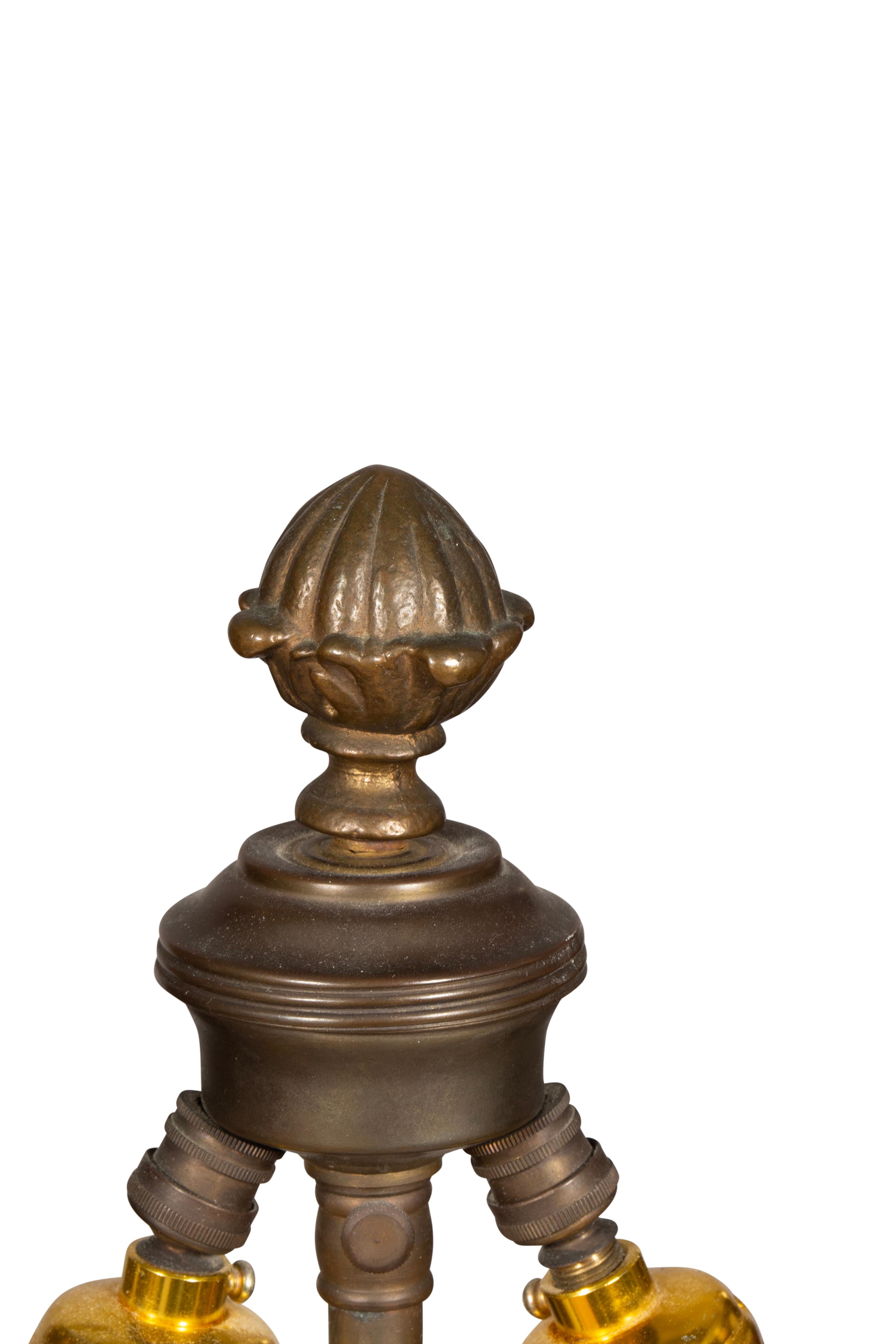 Coppia di urne rococò in legno dorato montate come lampade in vendita 3