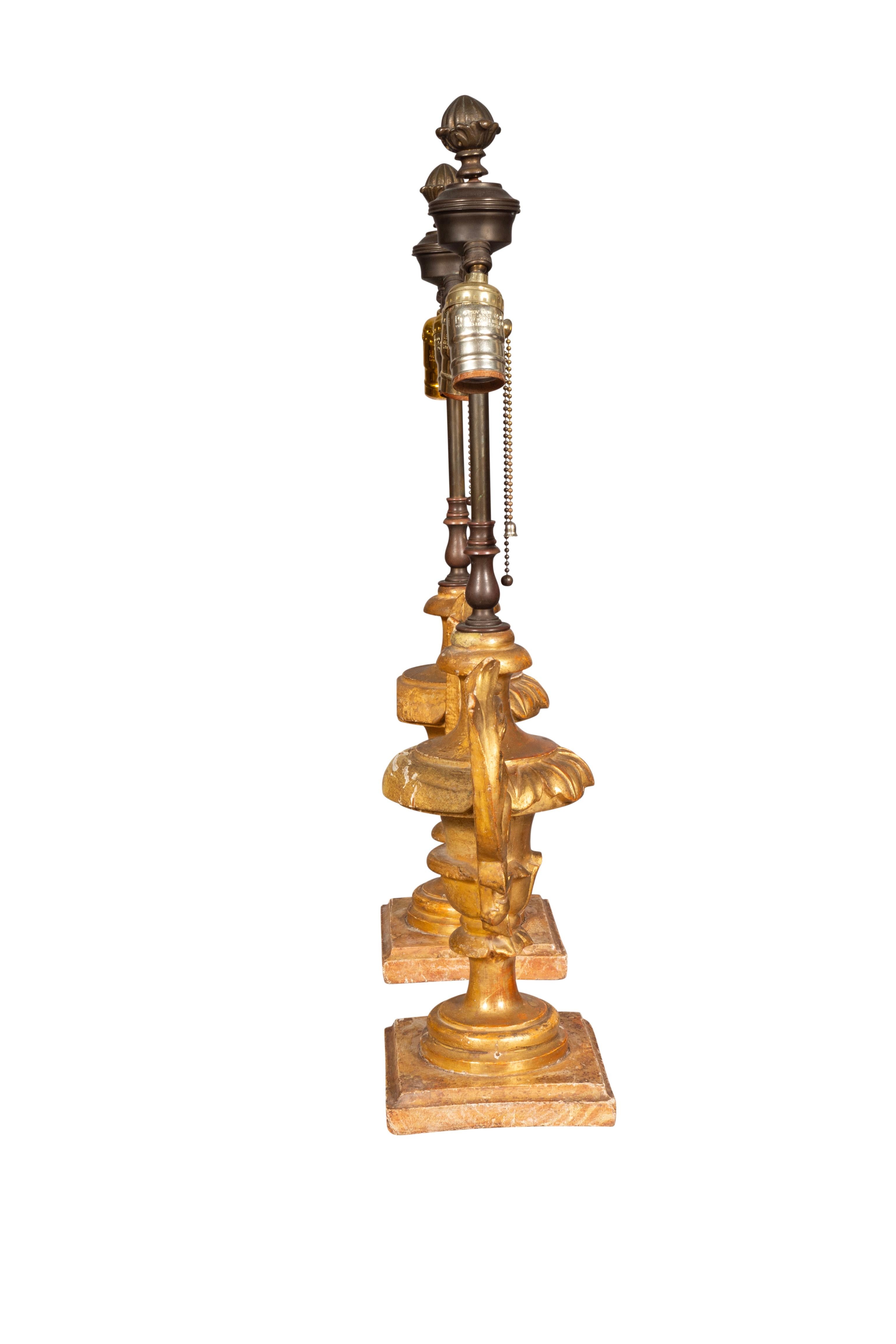 Rococò Coppia di urne rococò in legno dorato montate come lampade in vendita