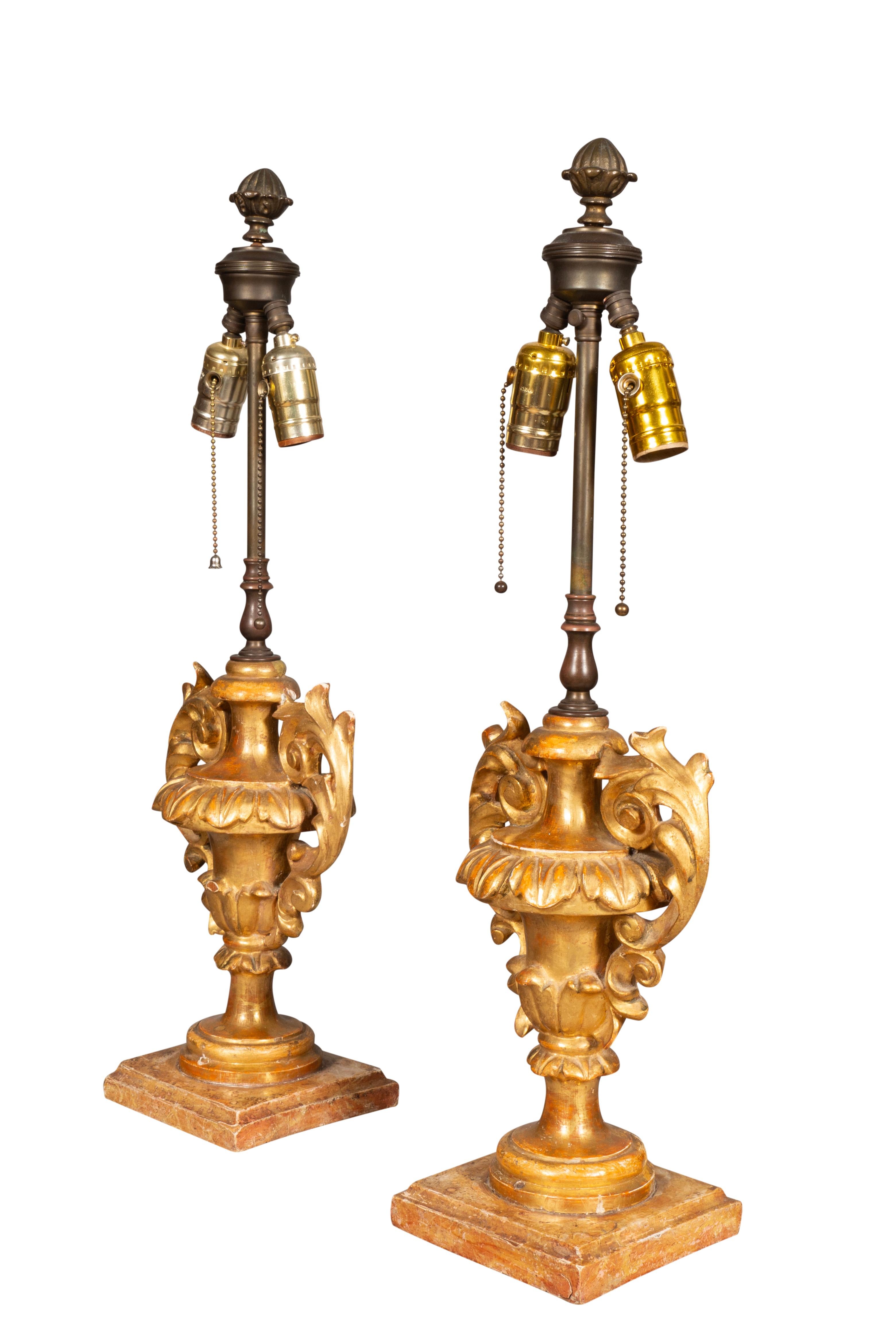 Fine XVIII secolo Coppia di urne rococò in legno dorato montate come lampade in vendita