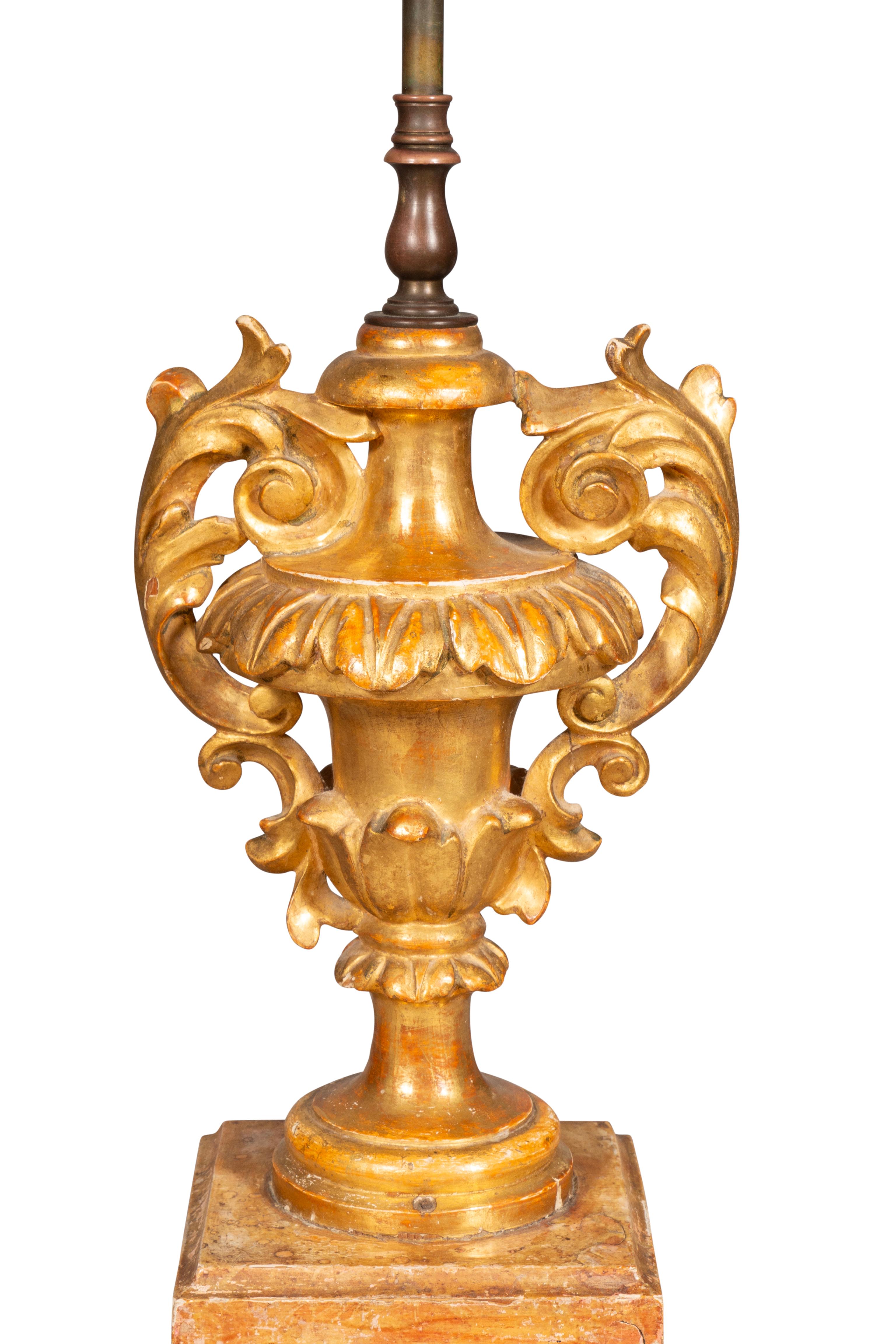 Ottone Coppia di urne rococò in legno dorato montate come lampade in vendita