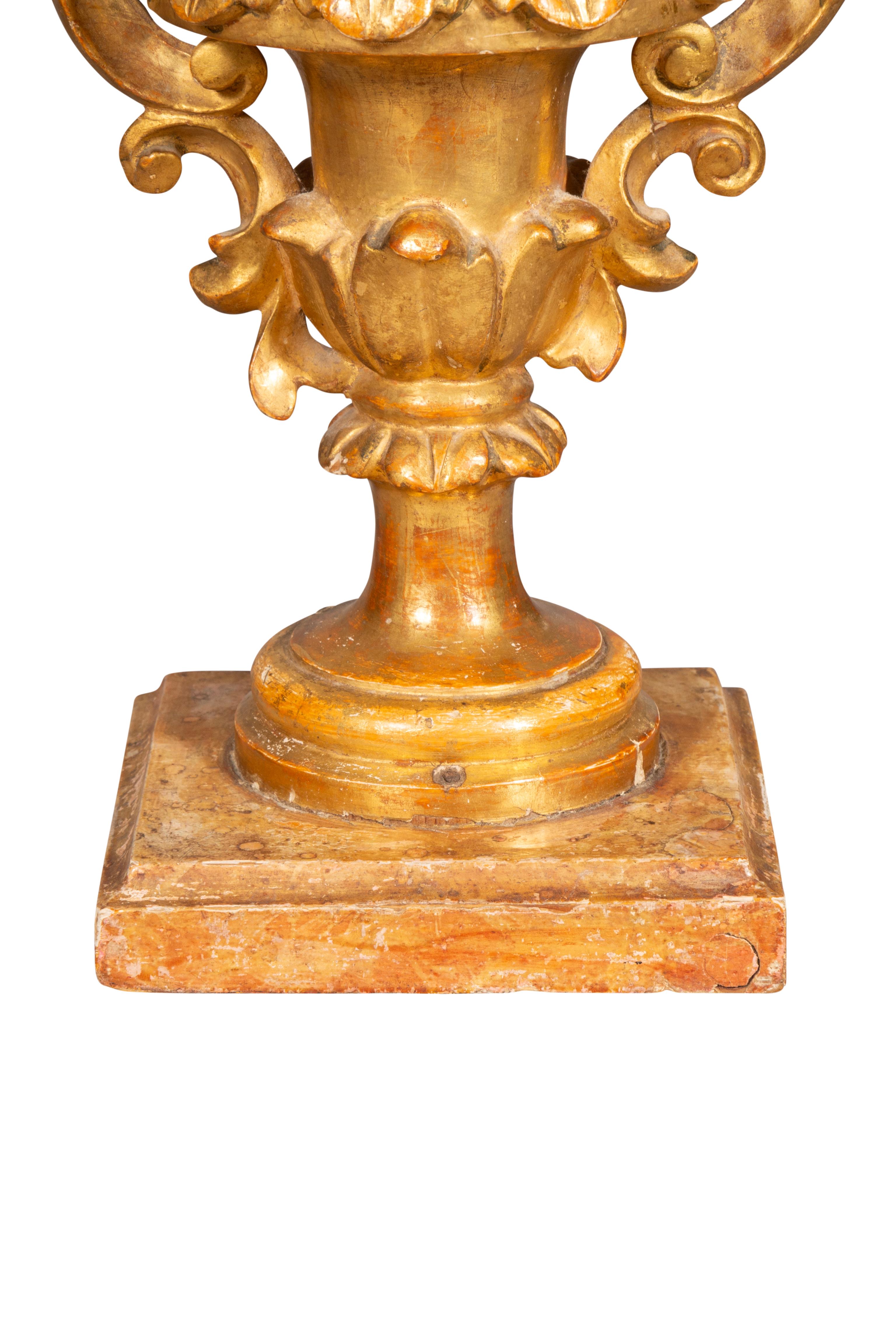 Coppia di urne rococò in legno dorato montate come lampade in vendita 1