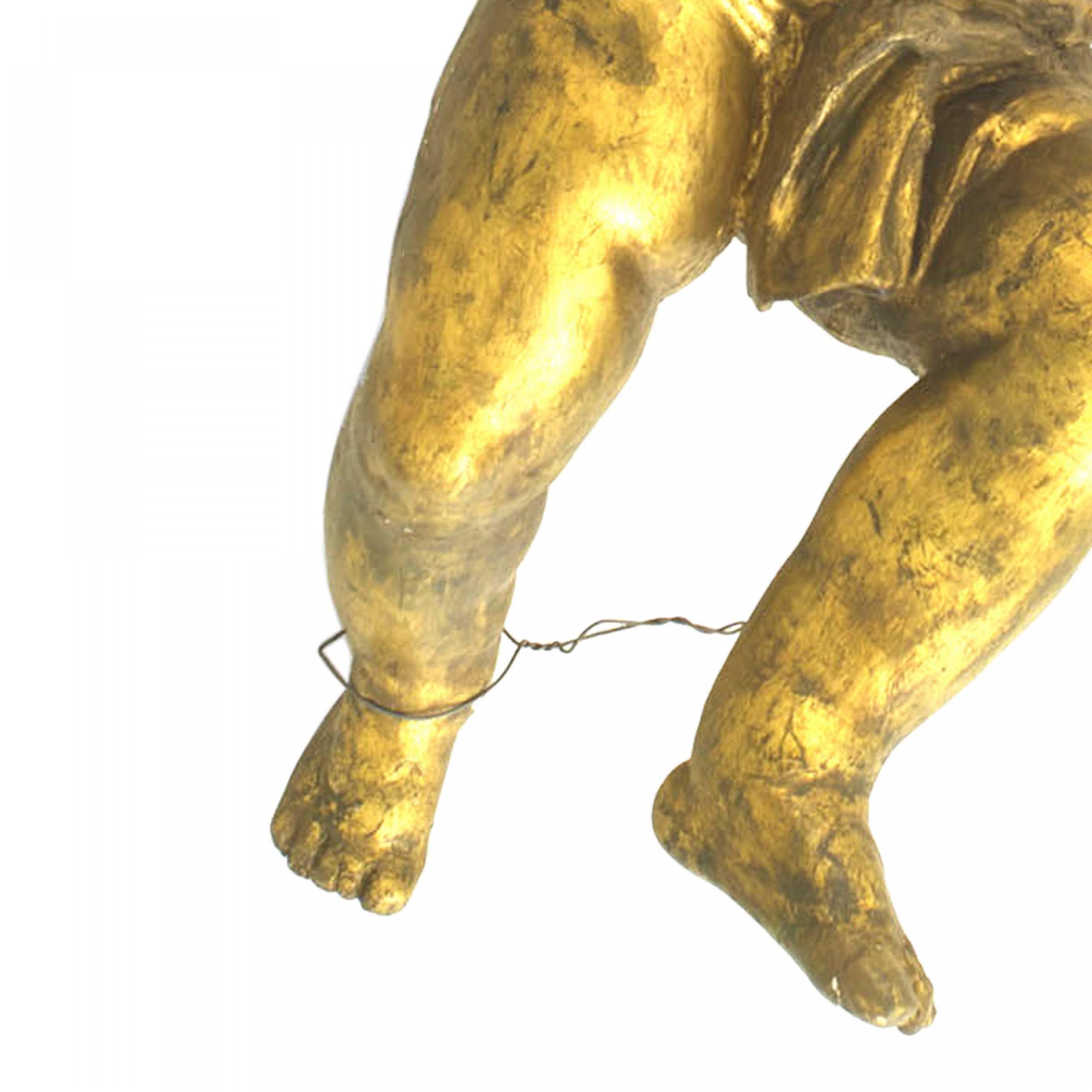 Pareja de Cupidos italianos rococó pintados en oro Rococó en venta