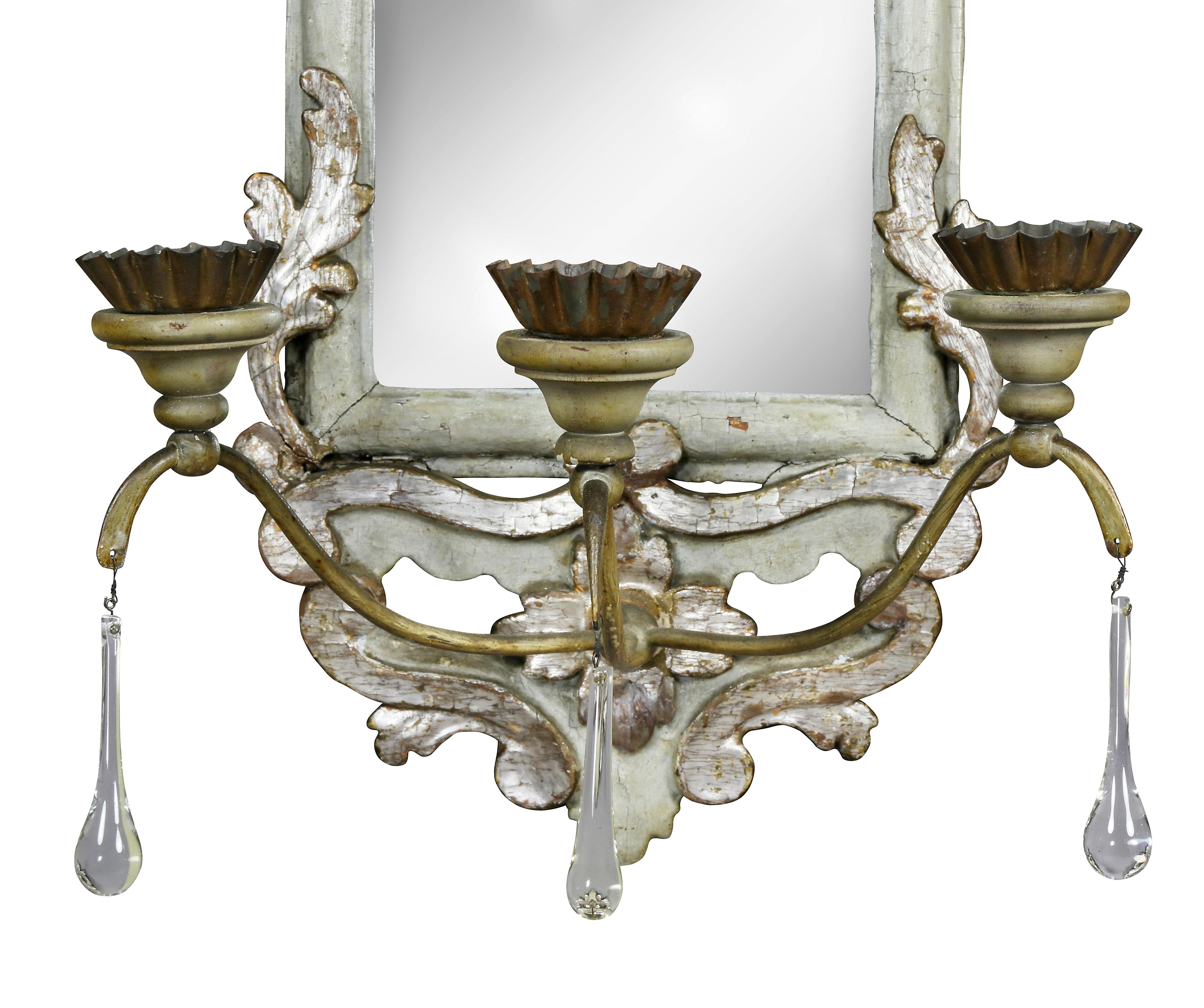Milieu du XVIIIe siècle Paire de miroirs girandoles italiens rococo peints en gris et dorés à l'argent en vente