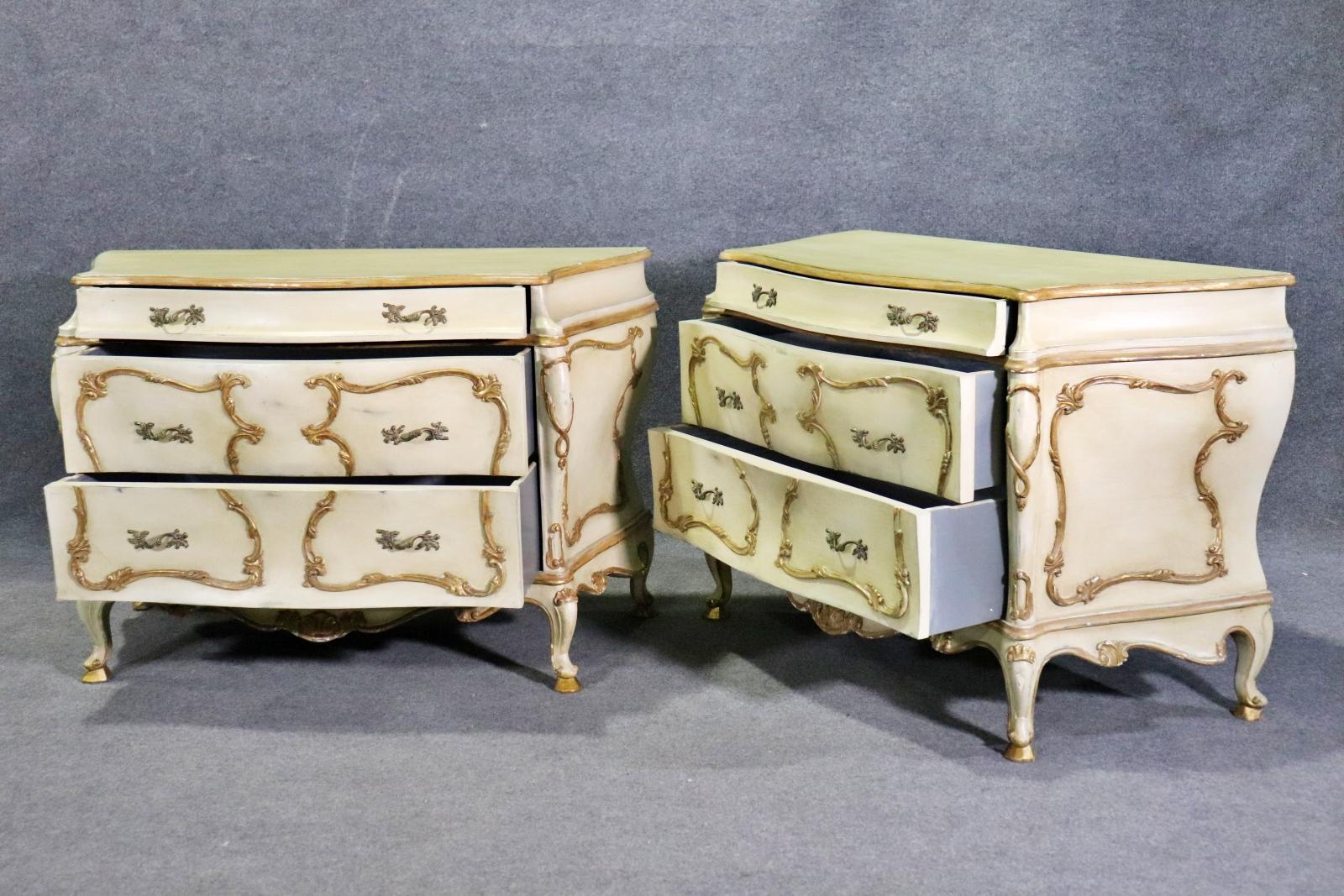 Pair of Italian Rococo Paint Decorated Creme and Giltwood Commodes  In Good Condition For Sale In Swedesboro, NJ