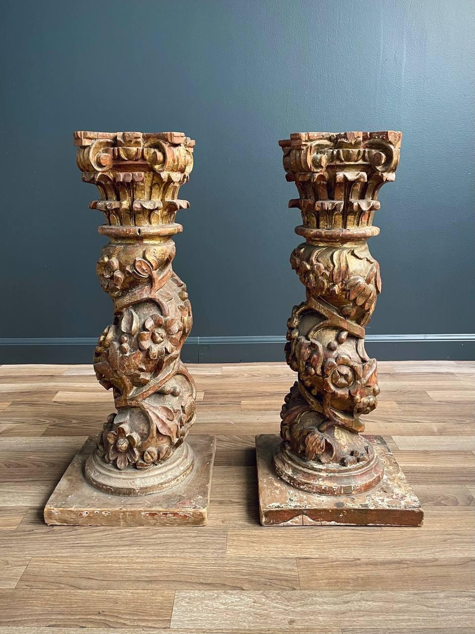 Mid-Century moderno Coppia di colonne dipinte e dorate rococò italiano in vendita