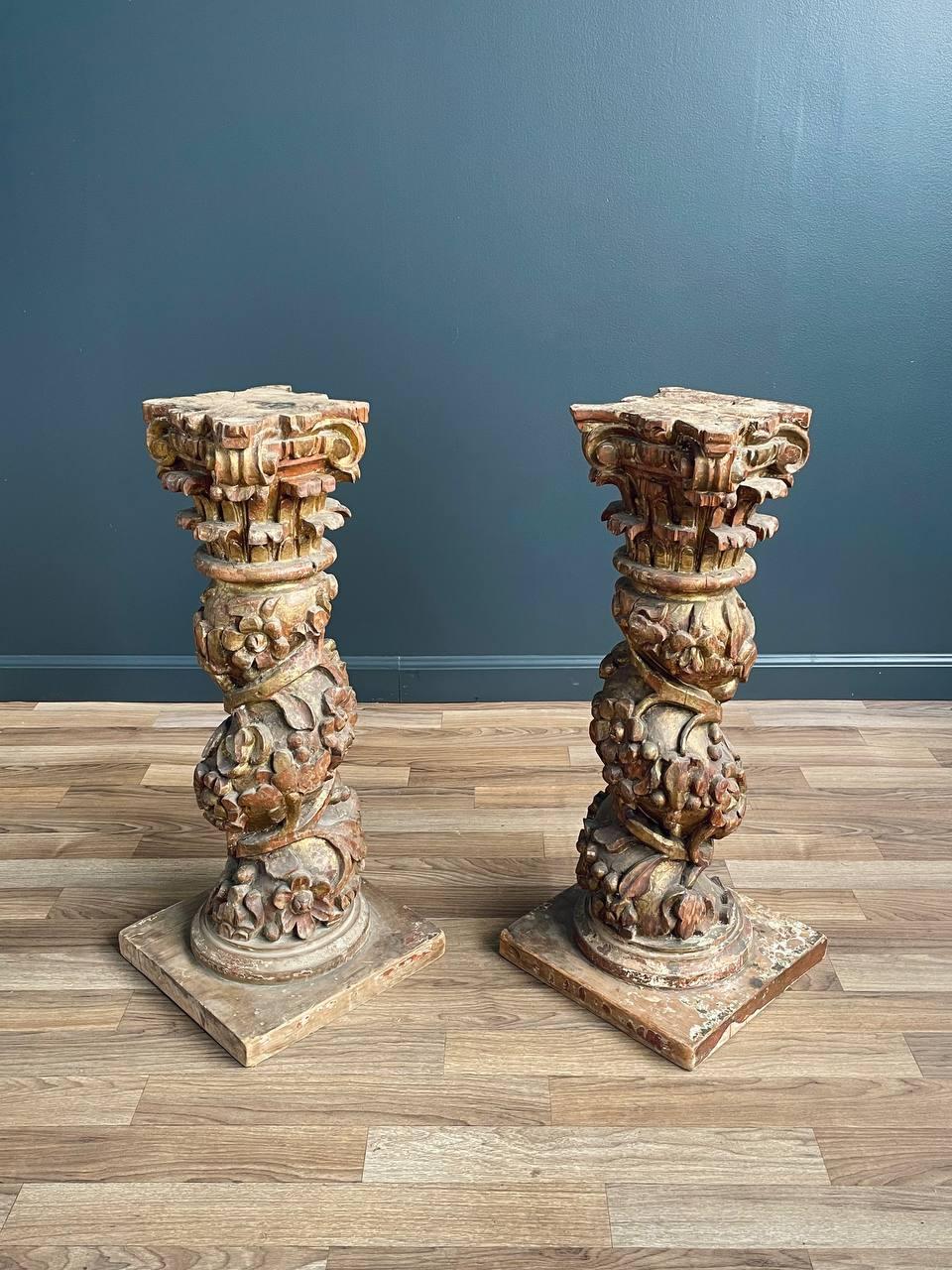Coppia di colonne dipinte e dorate rococò italiano In condizioni buone in vendita a Los Angeles, CA