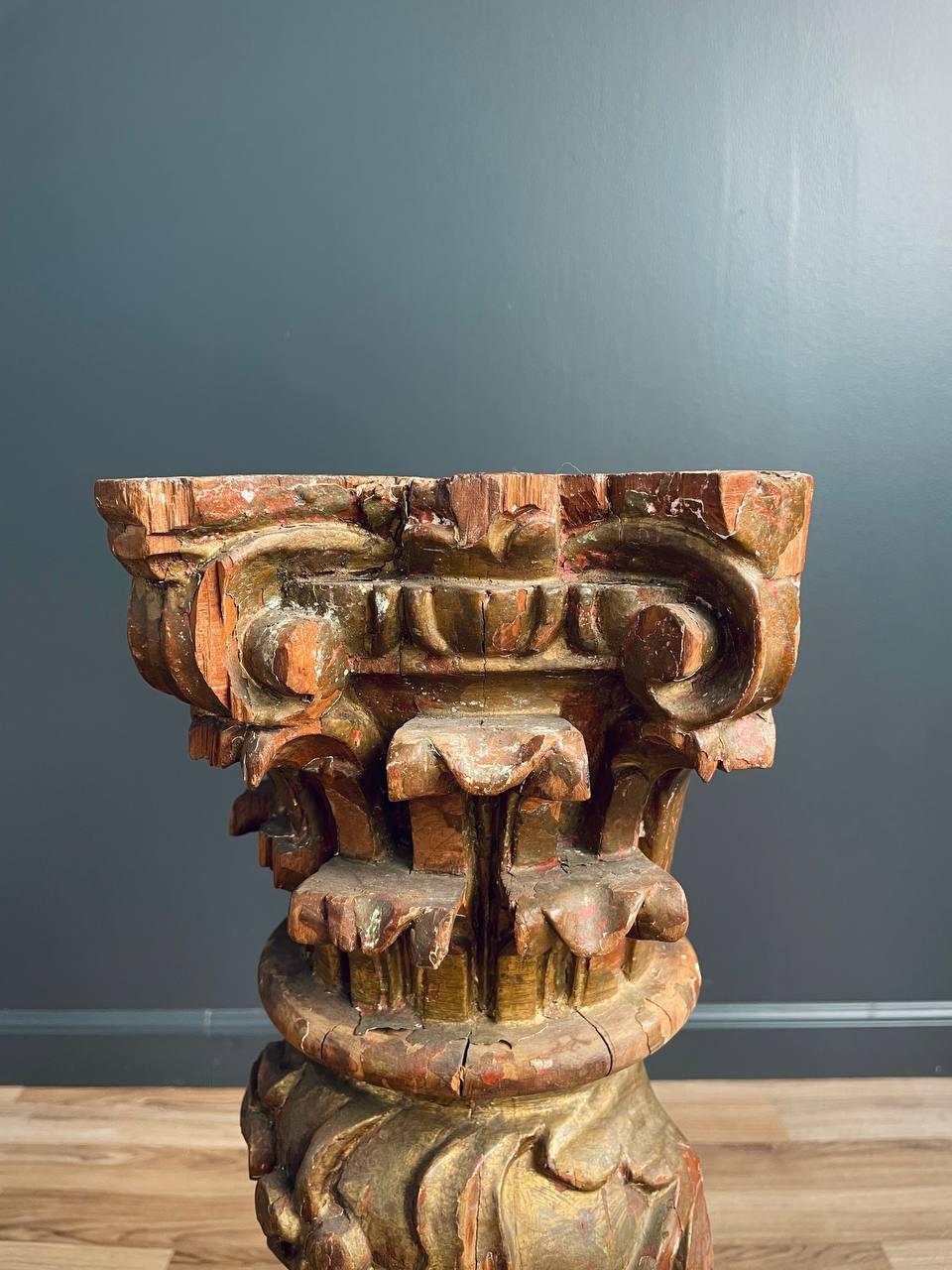 Legno dorato Coppia di colonne dipinte e dorate rococò italiano in vendita