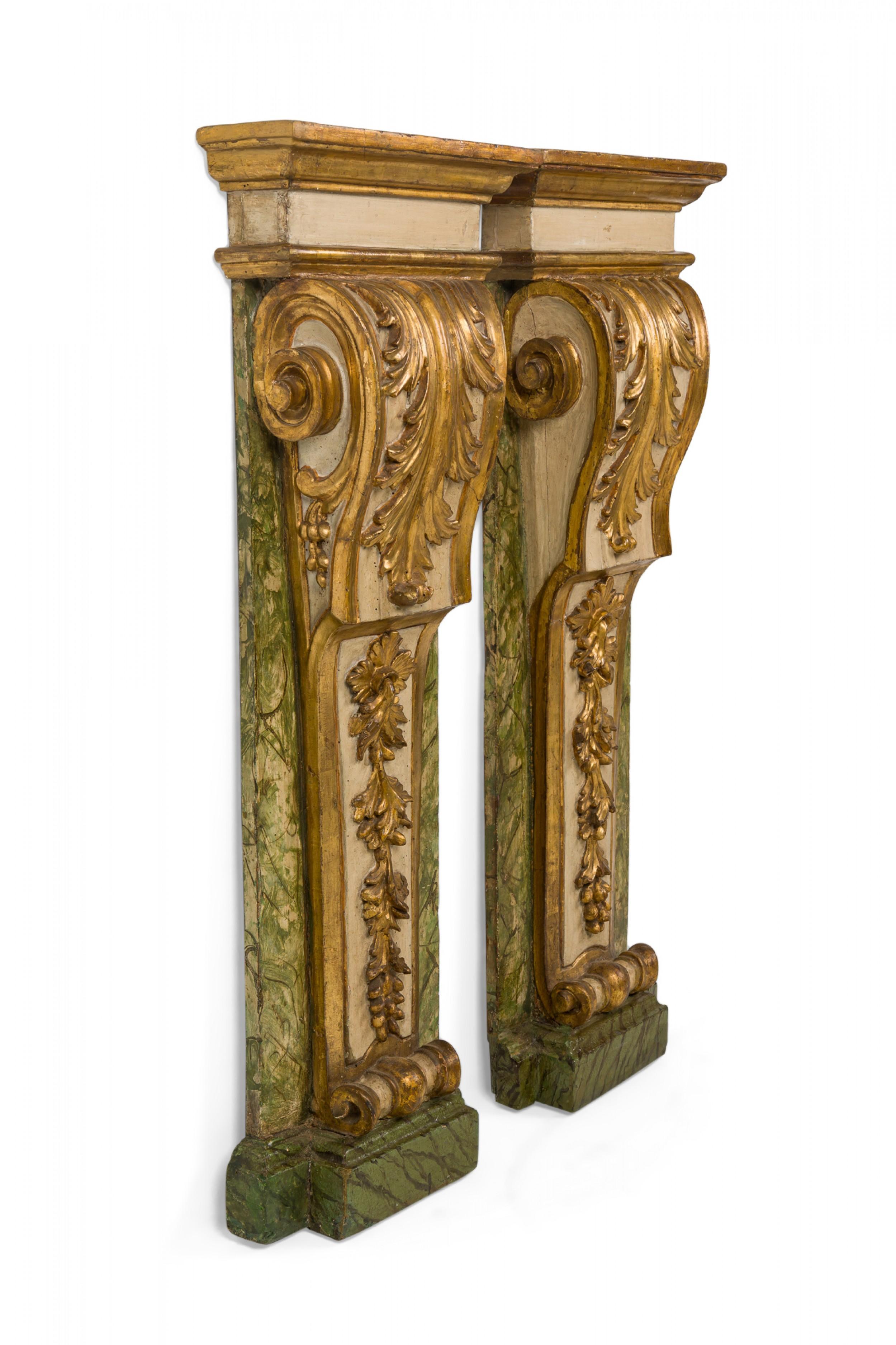 Pareja de pedestales rococó italianos (probablemente del siglo XVIII) con volutas y pilastras foliadas, pintados con detalles dorados y fondo de textura falsa. (PRECIO POR PAR)

Desgaste y pérdidas en el dorado y el acabado.