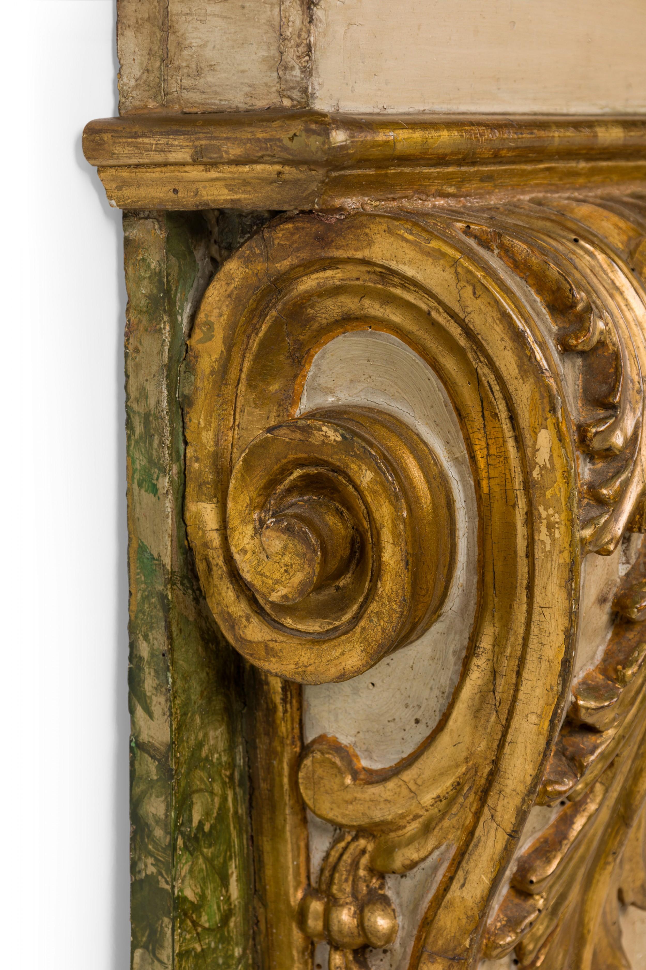 Pareja de Pedestales de Pilastra de Pared de Madera Foliada Pintada de Dorado Rococó Italiano Pintado a mano en venta