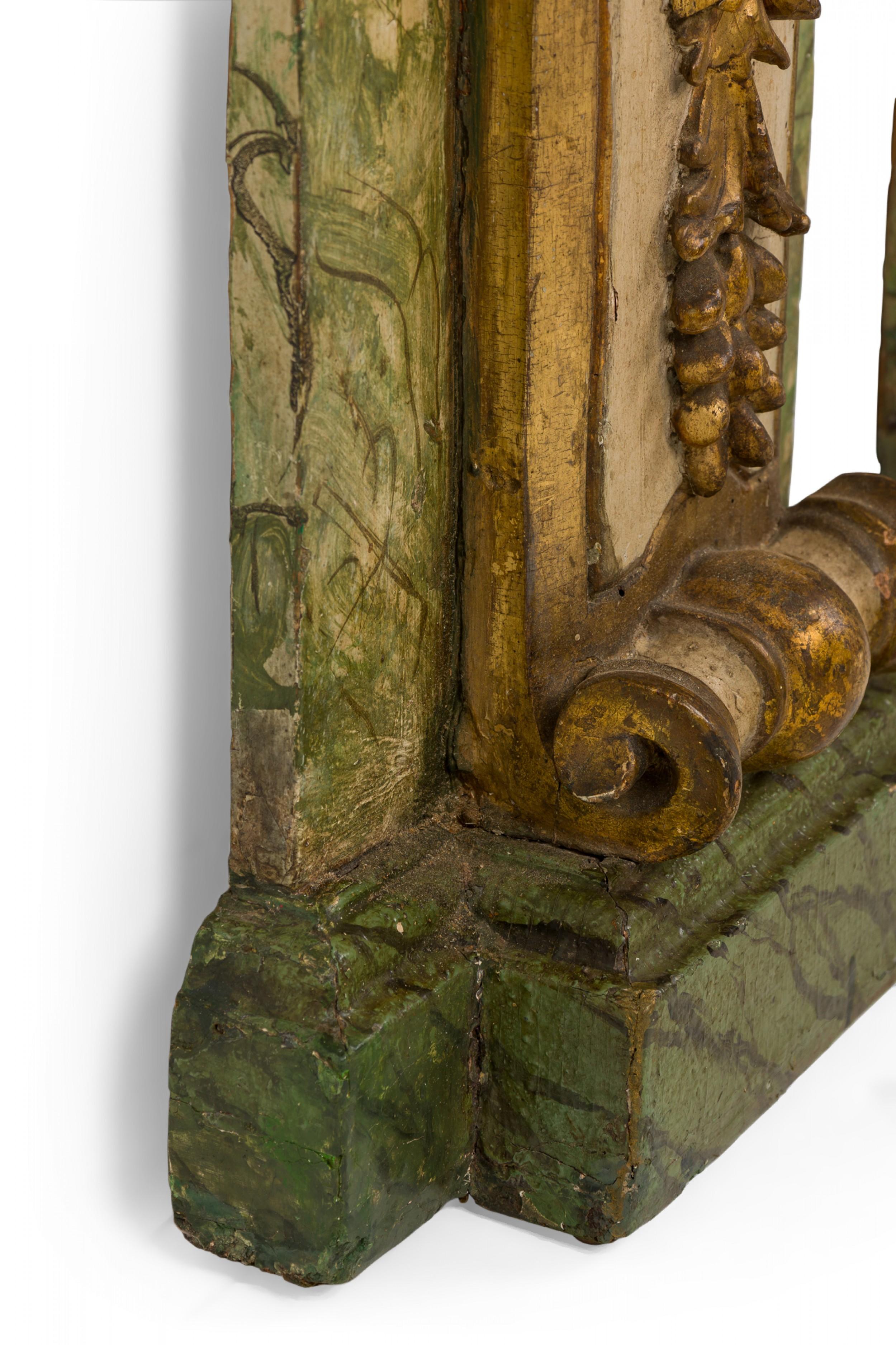 Pareja de Pedestales de Pilastra de Pared de Madera Foliada Pintada de Dorado Rococó Italiano en Bueno estado para la venta en Queens, NY