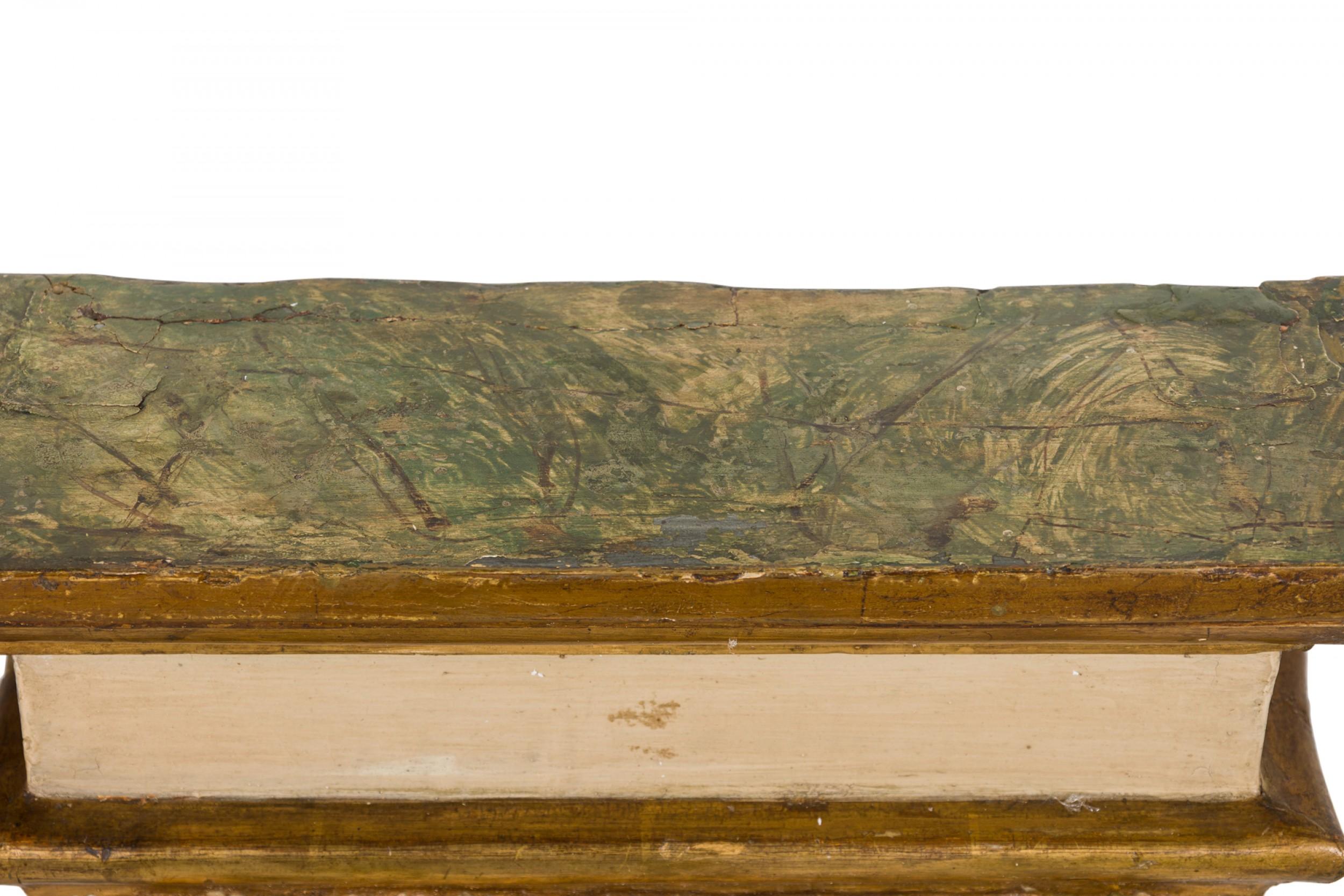 Pareja de Pedestales de Pilastra de Pared de Madera Foliada Pintada de Dorado Rococó Italiano siglo XIX en venta
