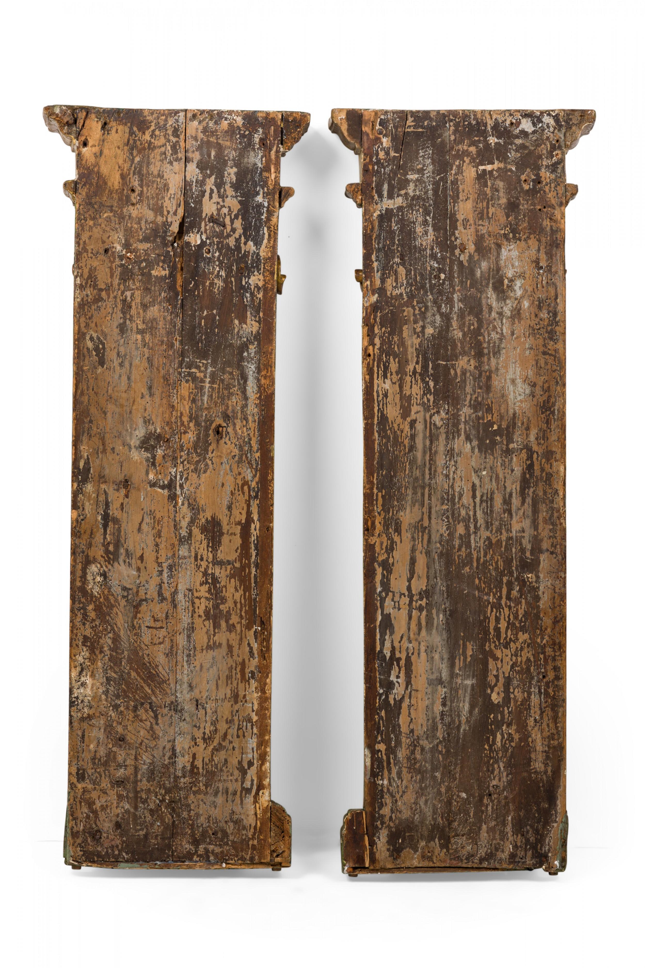Pareja de Pedestales de Pilastra de Pared de Madera Foliada Pintada de Dorado Rococó Italiano en venta 3