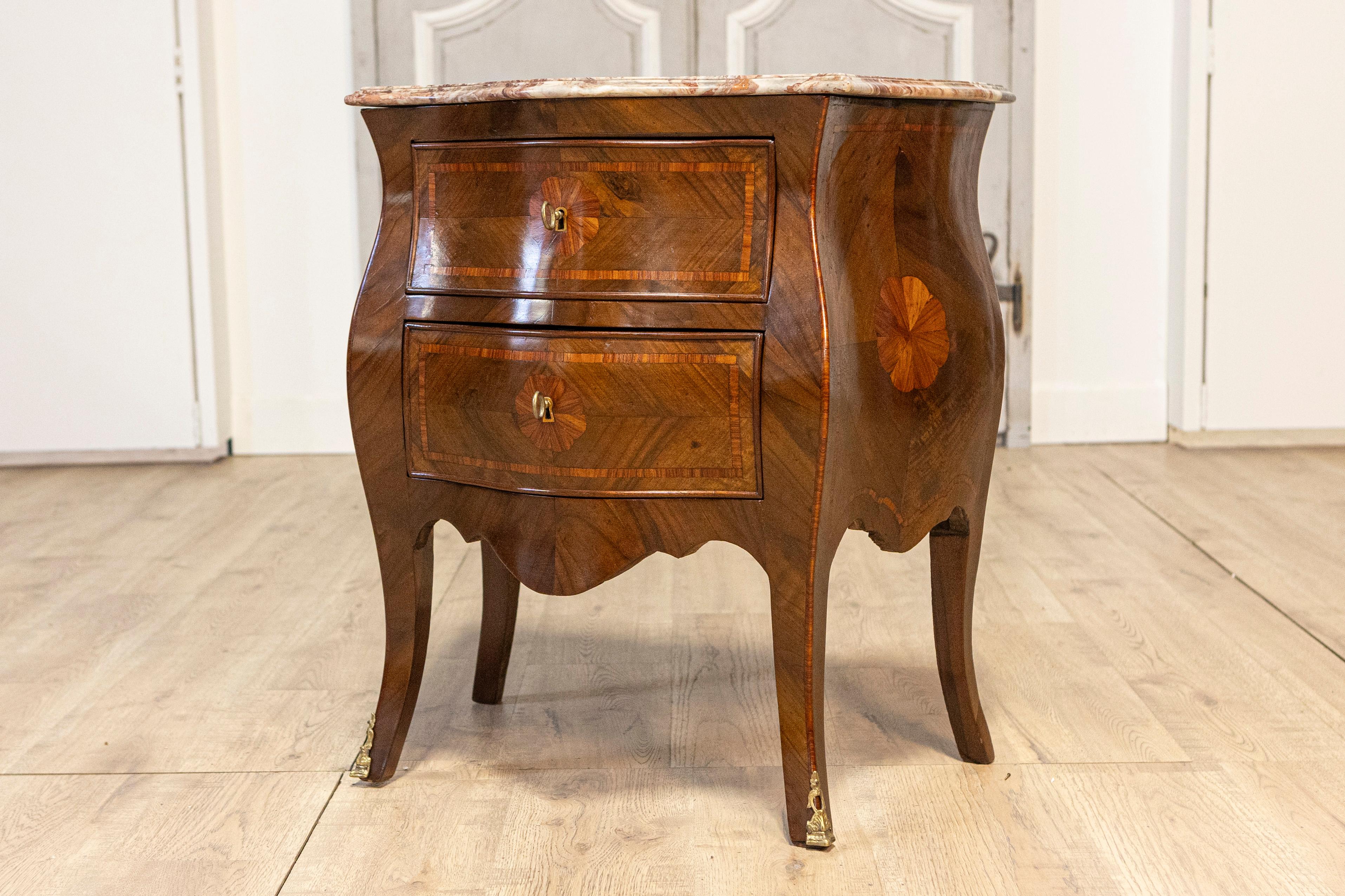 Paire de tables de nuit en noyer bombé de style rococo italien des années 1900 avec marqueterie en vente 3