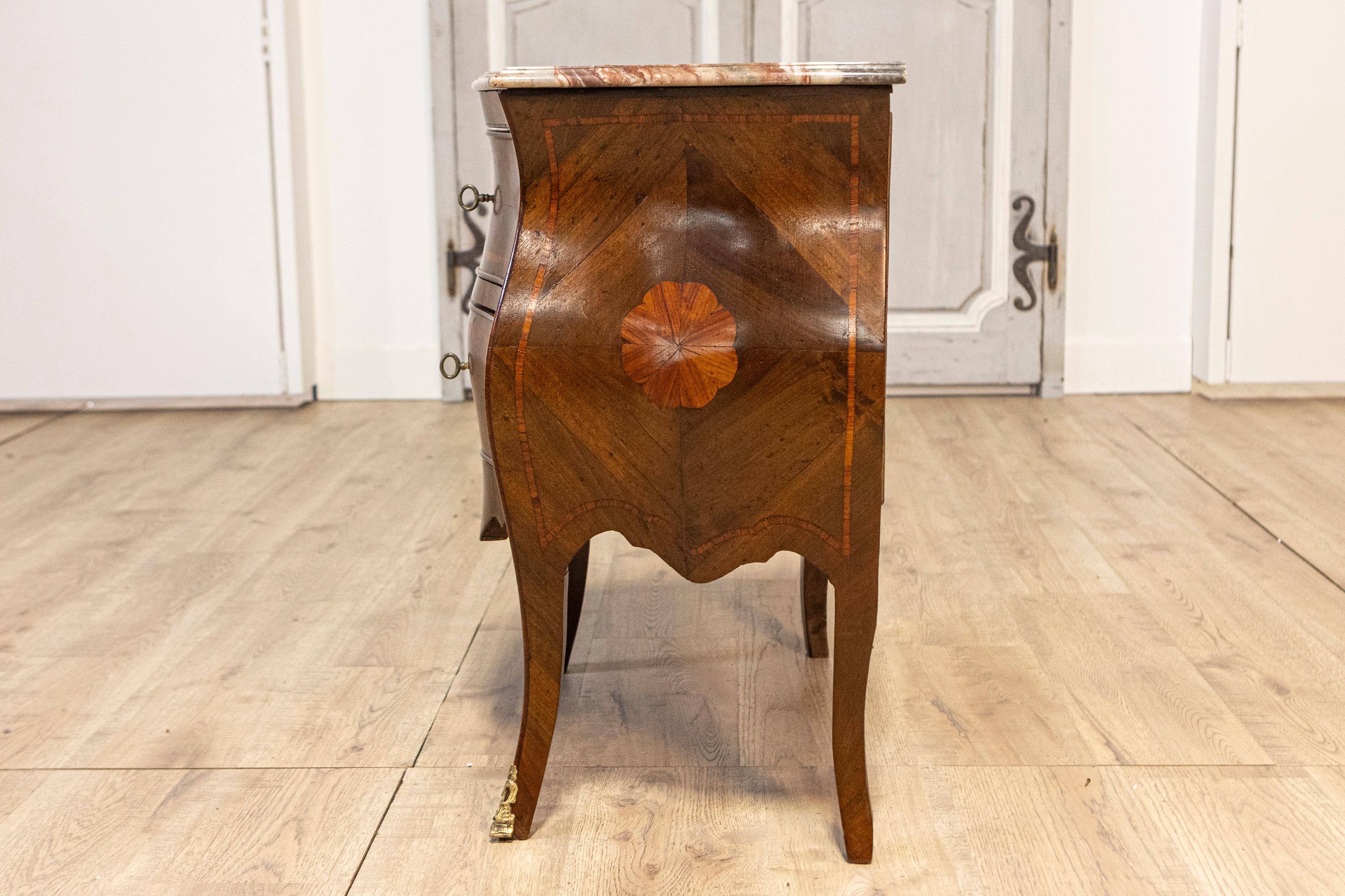 Pair of Italian Rococo Style 1900s Bombé Walnut Nightstands with Marquetry For Sale 6