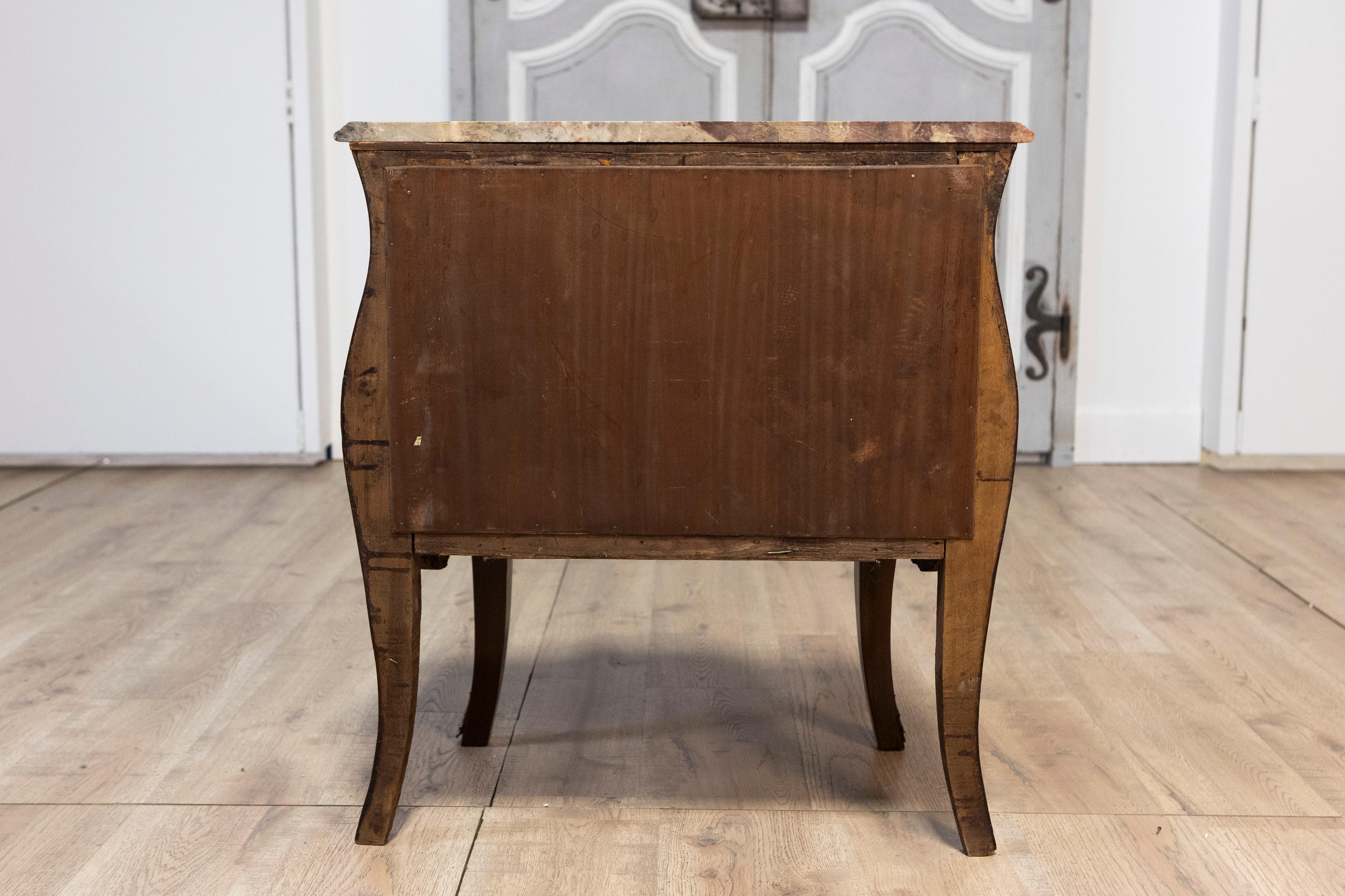 Pair of Italian Rococo Style 1900s Bombé Walnut Nightstands with Marquetry For Sale 9