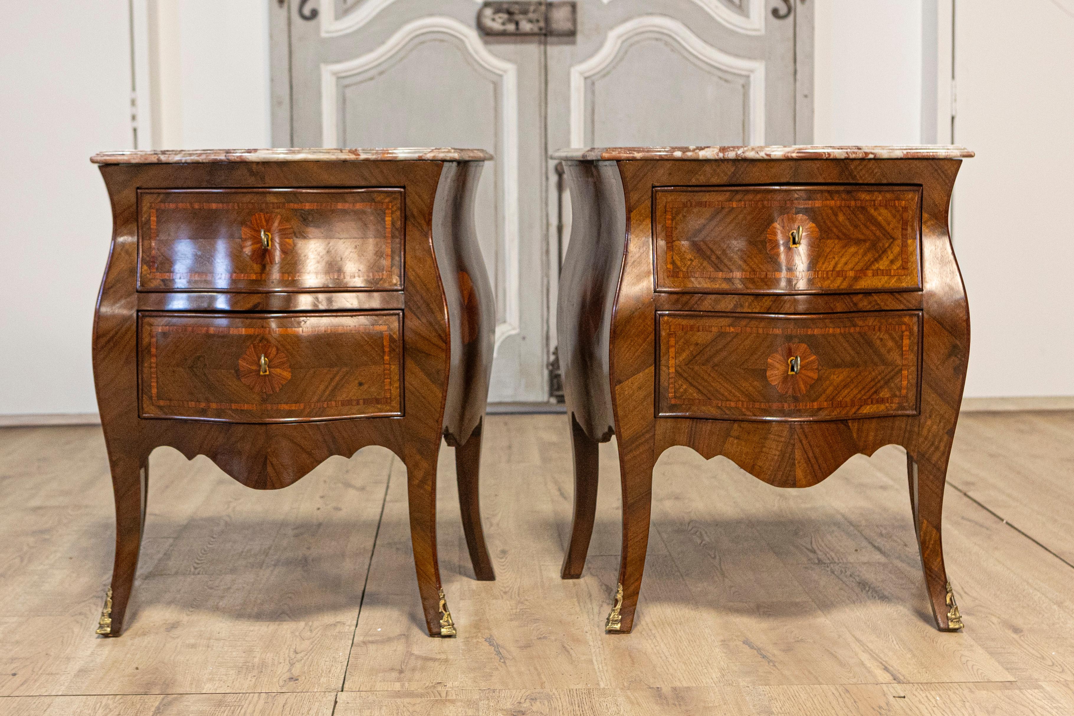 Pair of Italian Rococo Style 1900s Bombé Walnut Nightstands with Marquetry In Good Condition For Sale In Atlanta, GA