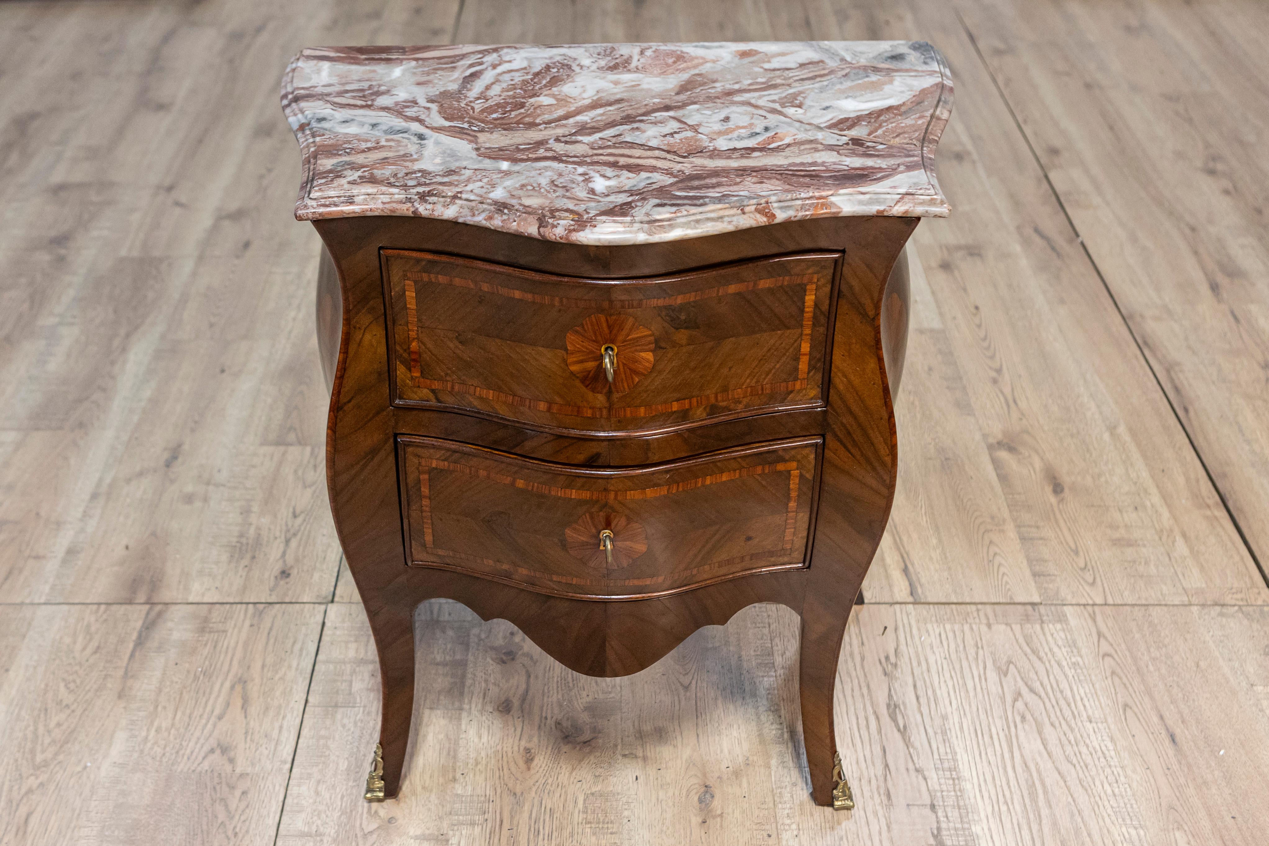 Pair of Italian Rococo Style 1900s Bombé Walnut Nightstands with Marquetry For Sale 4