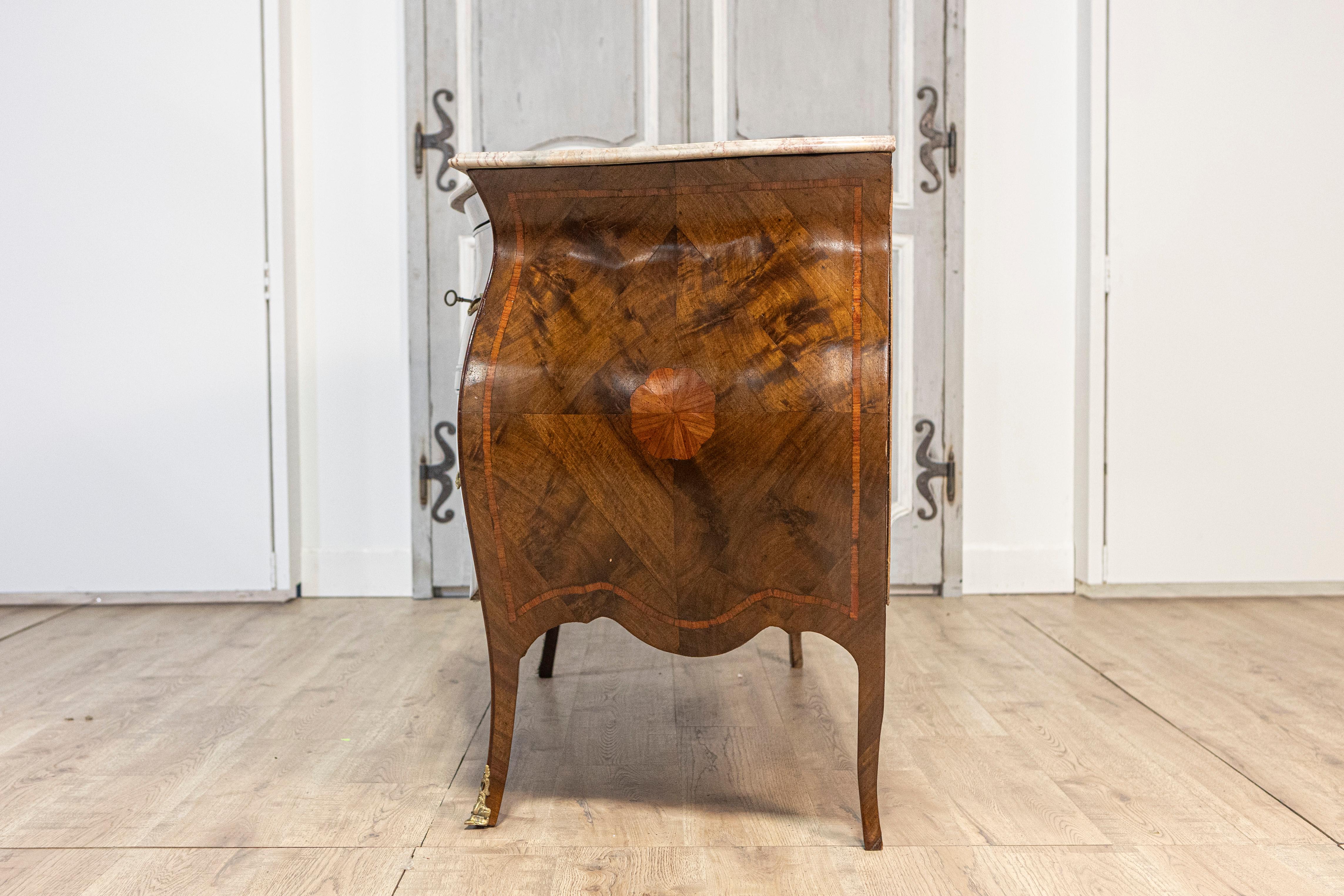 Pair of Italian Rococo Style 1900s Marble Top Bombé Commodes with Marquetry For Sale 2