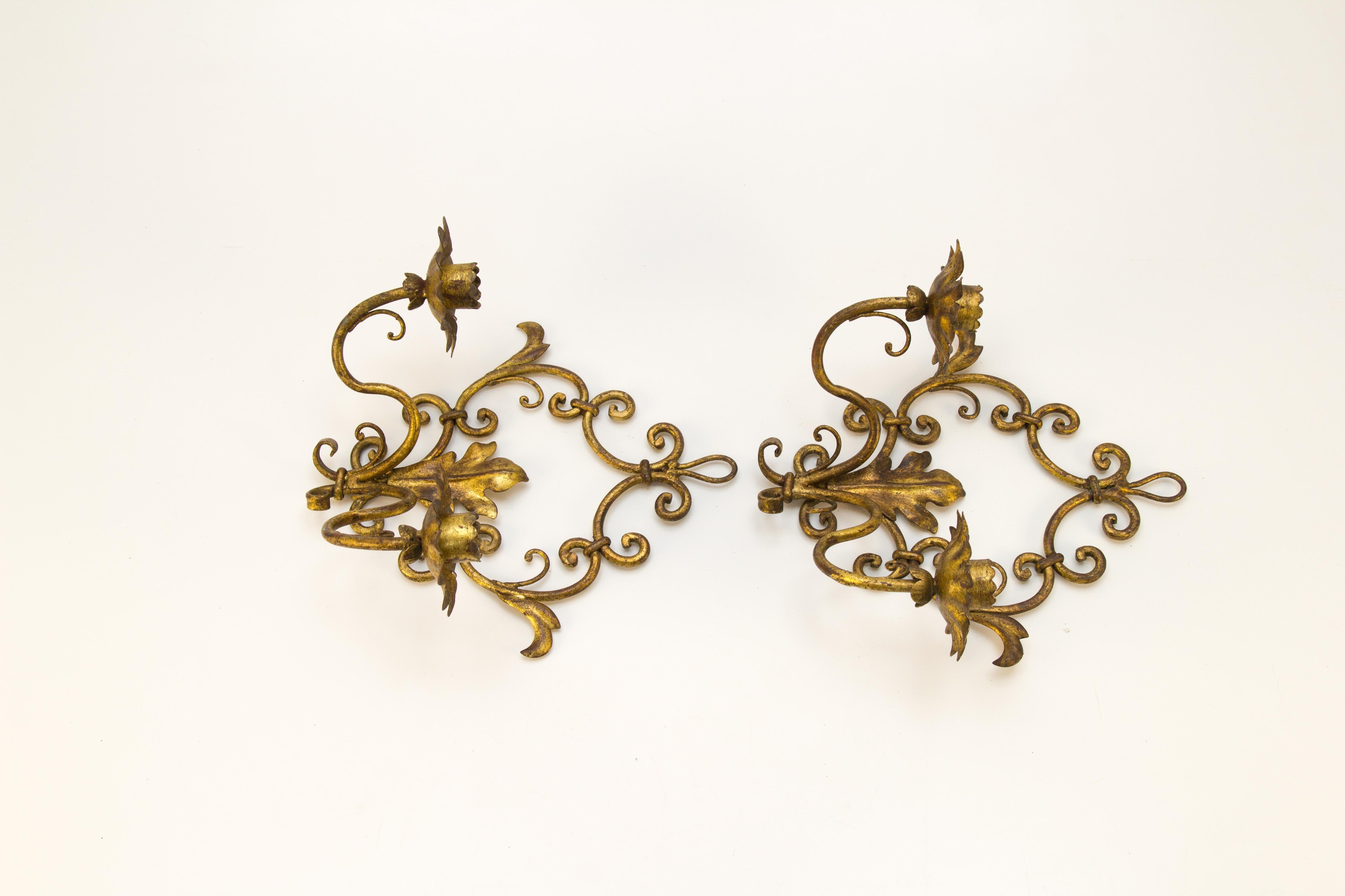 Mid-20th Century Pair of Italian Hollywood Regency Style Gilt Metal Candle Wall Sconces For Sale