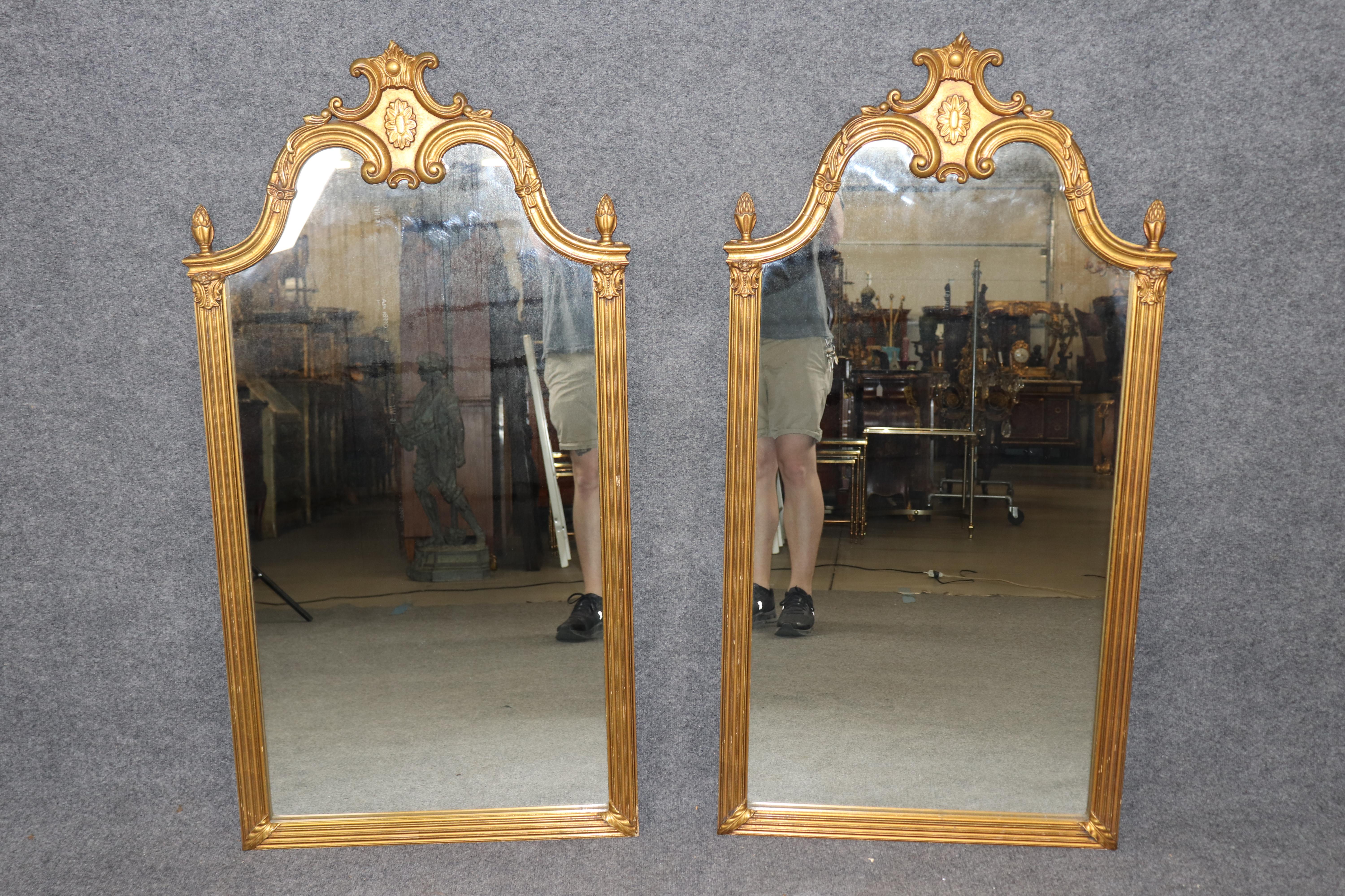 Dimensions - H : 49 1/2 in W : 26 po D : 2 po

Cette étonnante paire de miroirs italiens de style rococo du XXe siècle témoigne de l'opulence et de l'art qui définissaient les arts décoratifs du XVIIIe siècle. Richement sculpté et doté d'une