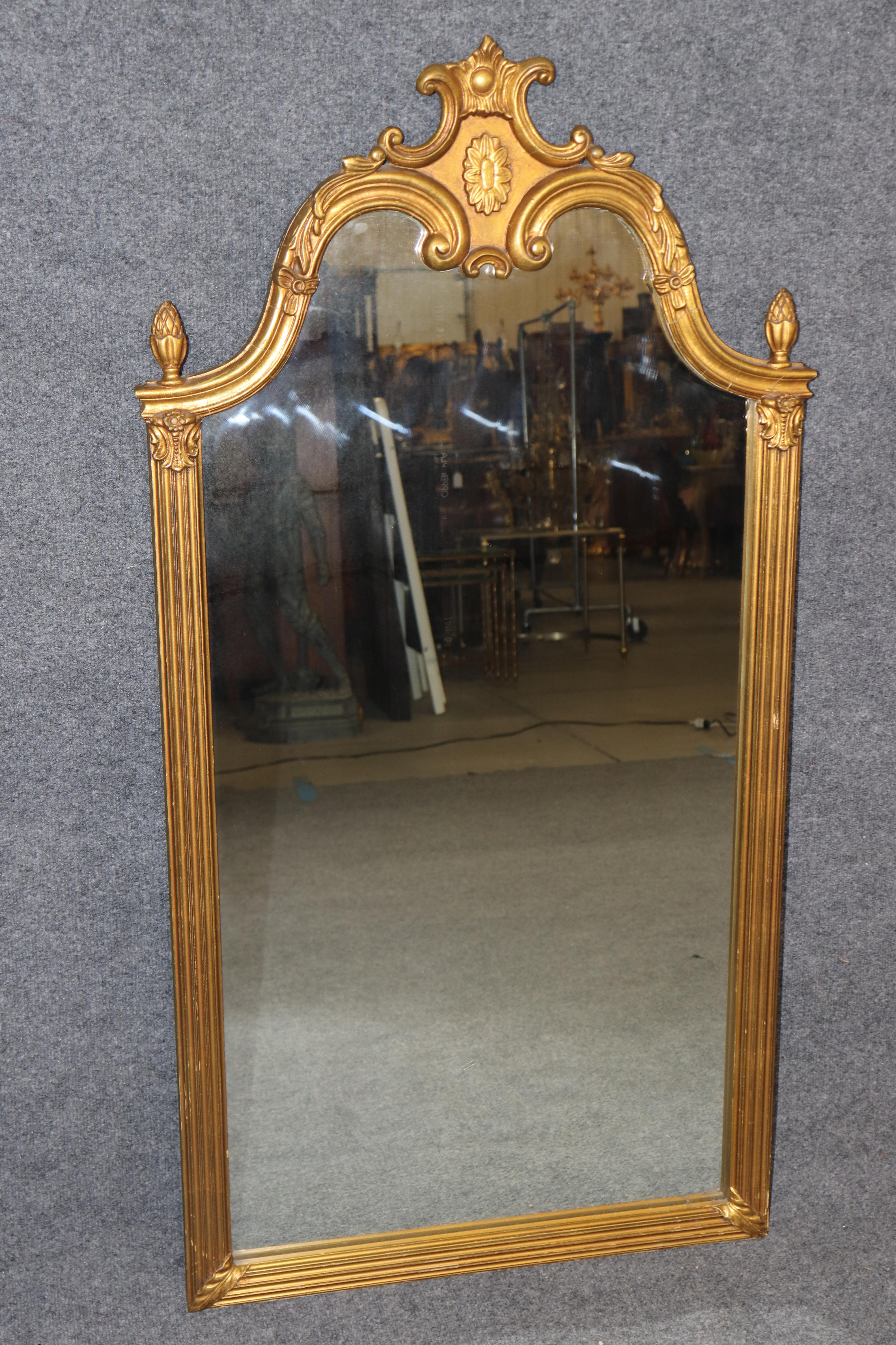 Sculpté à la main Paire de miroirs italiens de style rococo sculptés et dorés en vente