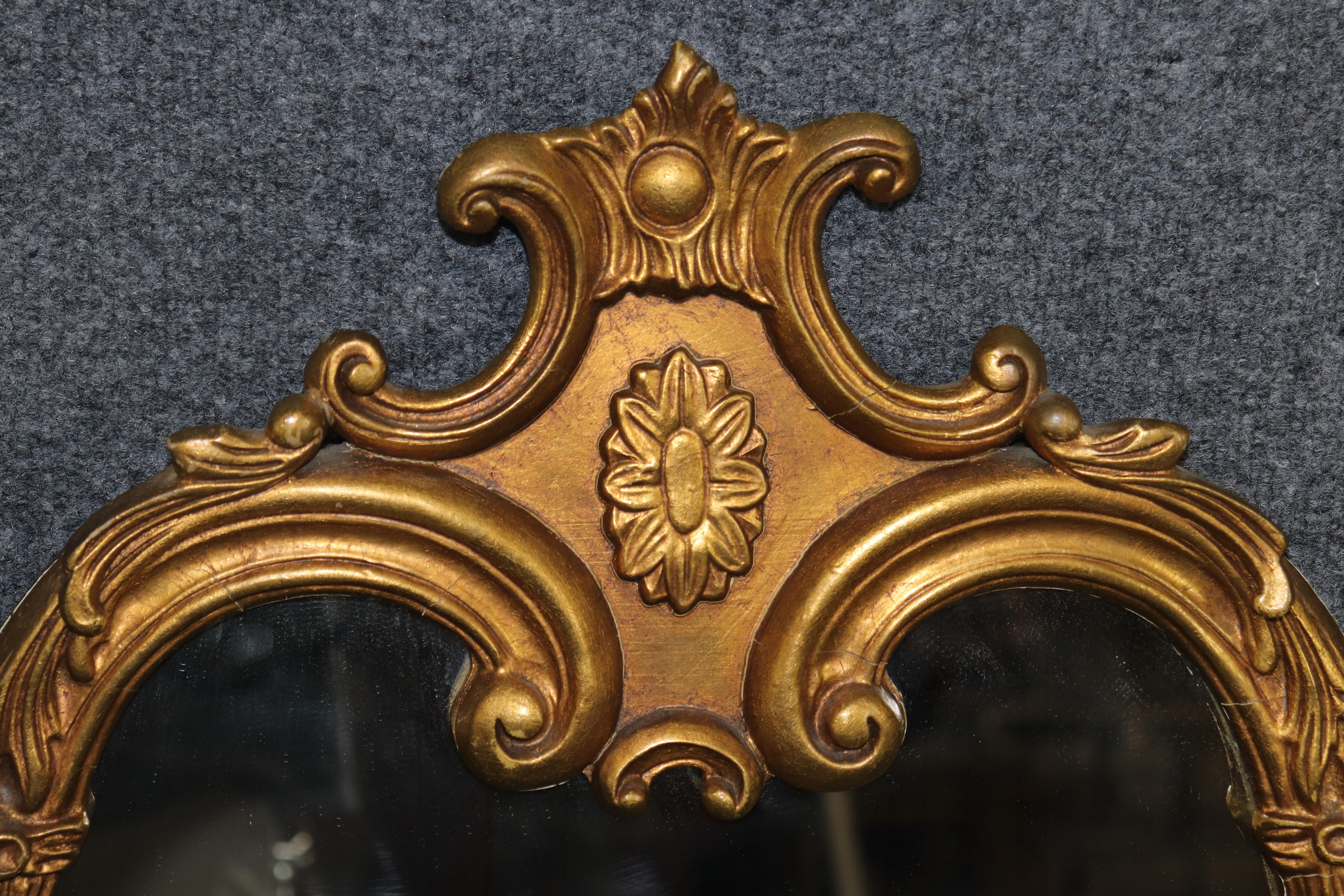 Paire de miroirs italiens de style rococo sculptés et dorés Bon état - En vente à Swedesboro, NJ