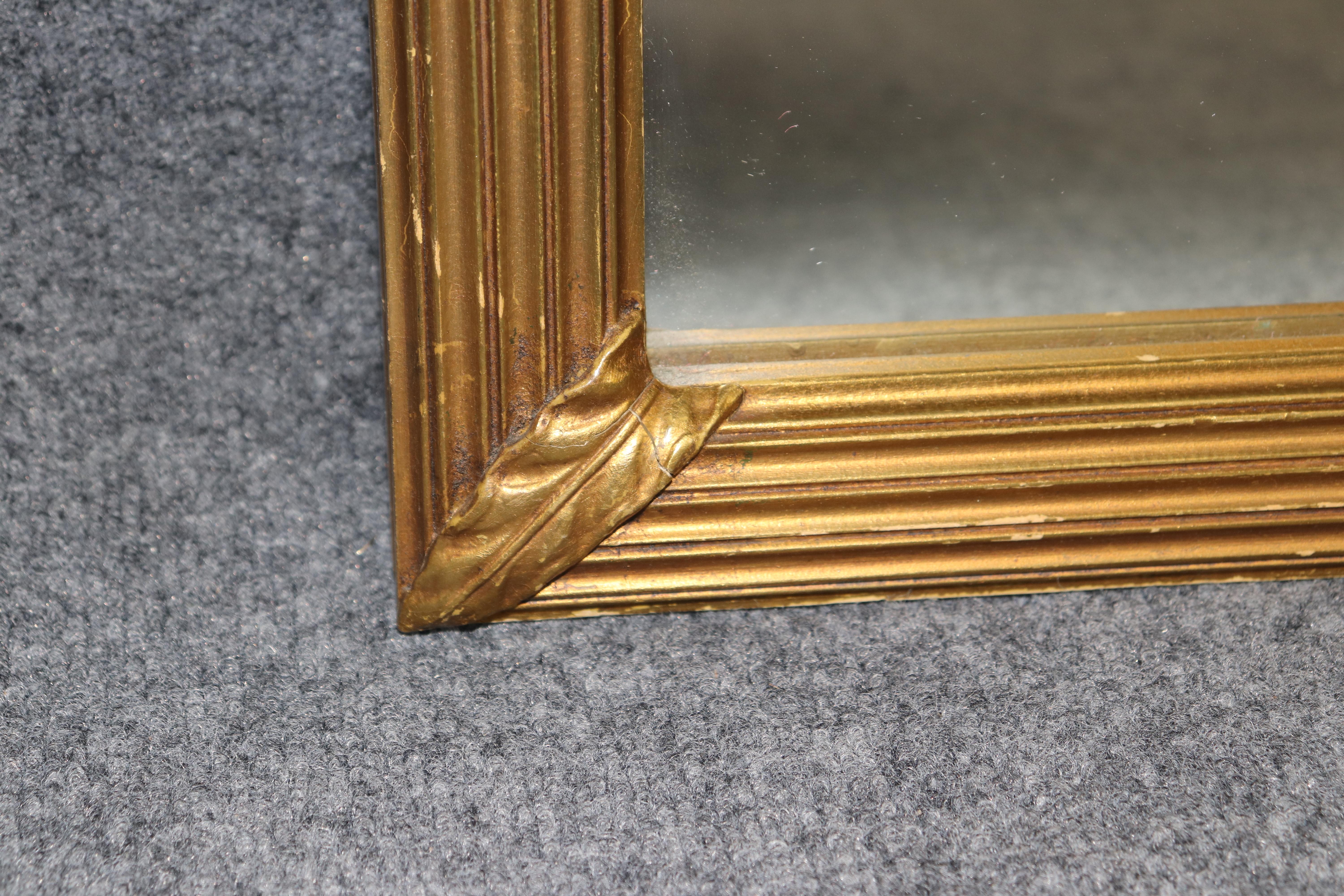 Gesso Paire de miroirs italiens de style rococo sculptés et dorés en vente