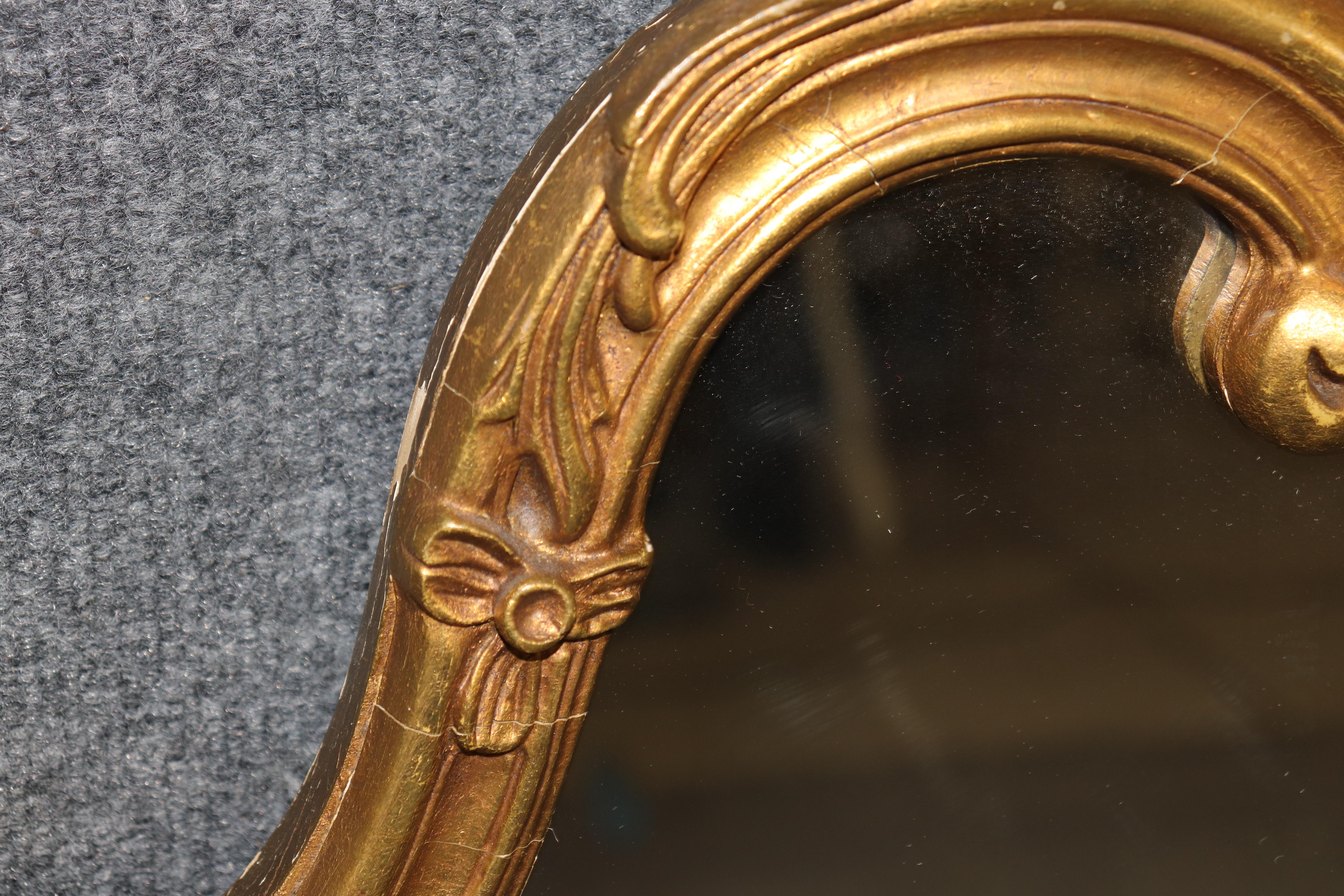 Paire de miroirs italiens de style rococo sculptés et dorés en vente 1