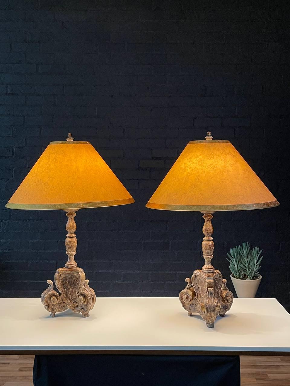 Zustand: Original Vintage By Zustand   

MATERIALIEN: Geschnitztes Holz, gealterte Lackierung, Lampenschirme aus Pergament mit Blattgoldverzierung