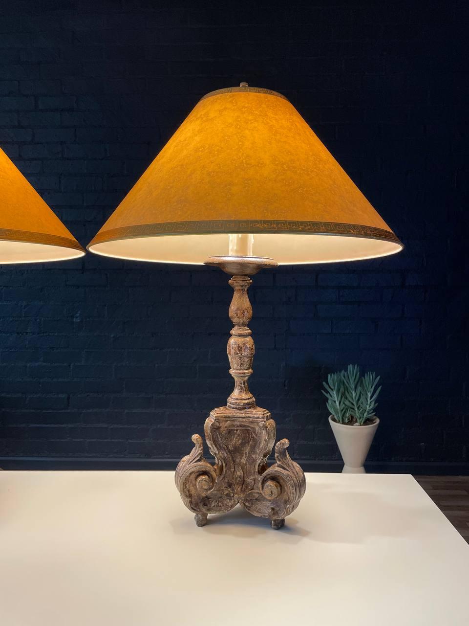 Paar italienische geschnitzte Holzlampen im Rokoko-Stil (Italienisch) im Angebot