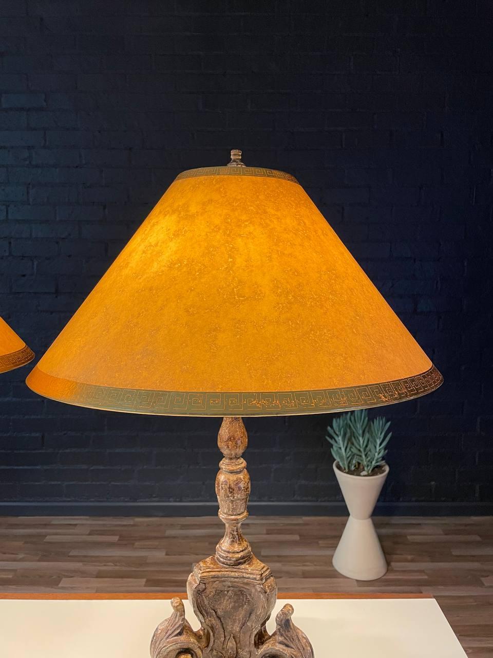 Paar italienische geschnitzte Holzlampen im Rokoko-Stil im Zustand „Gut“ im Angebot in Los Angeles, CA