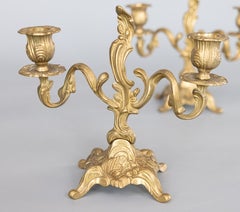 Paire de chandeliers en laiton doré de style rococo italien, vers 1950