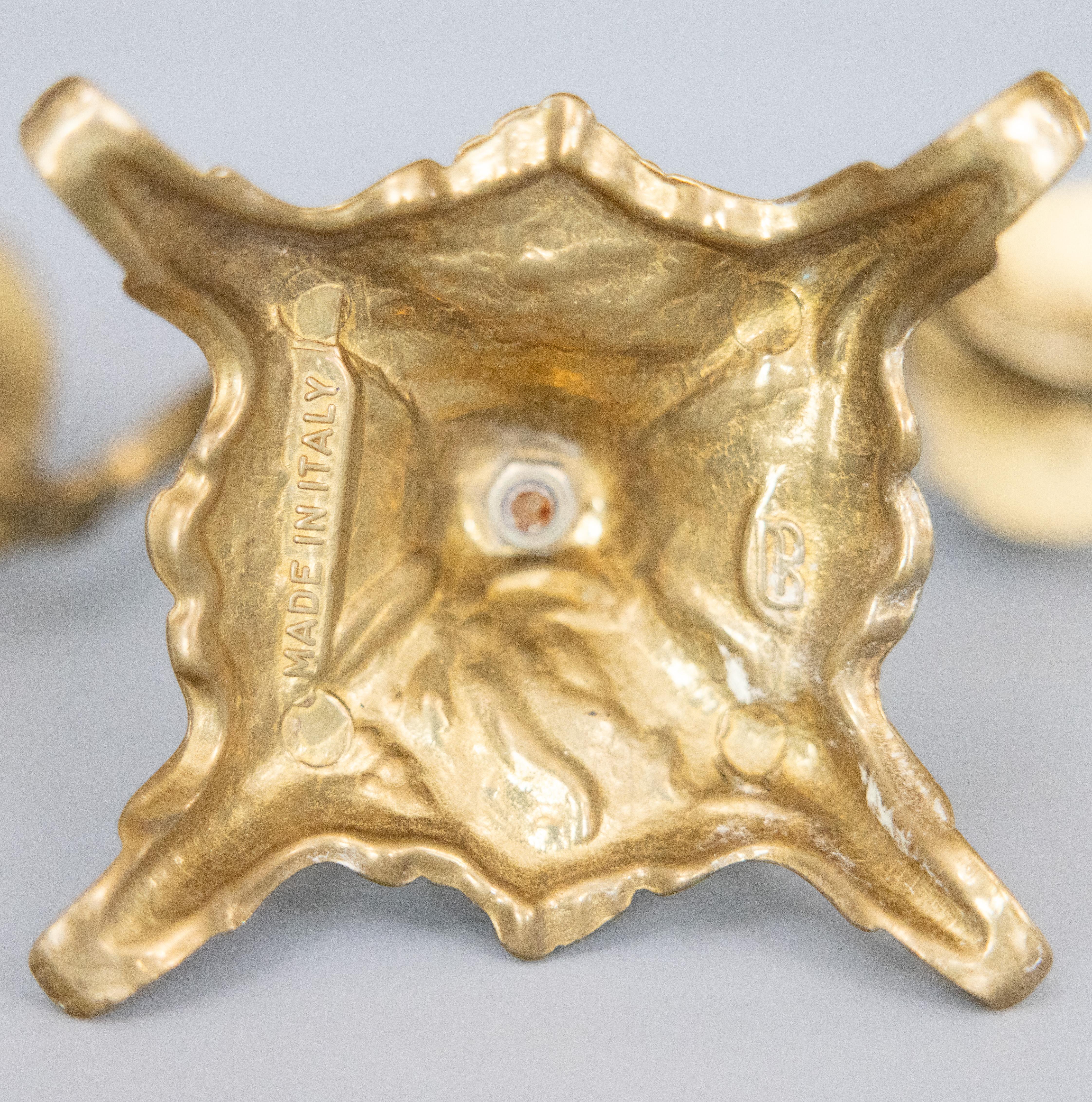 Paire de chandeliers en laiton doré de style rococo italien, vers 1950 en vente 1