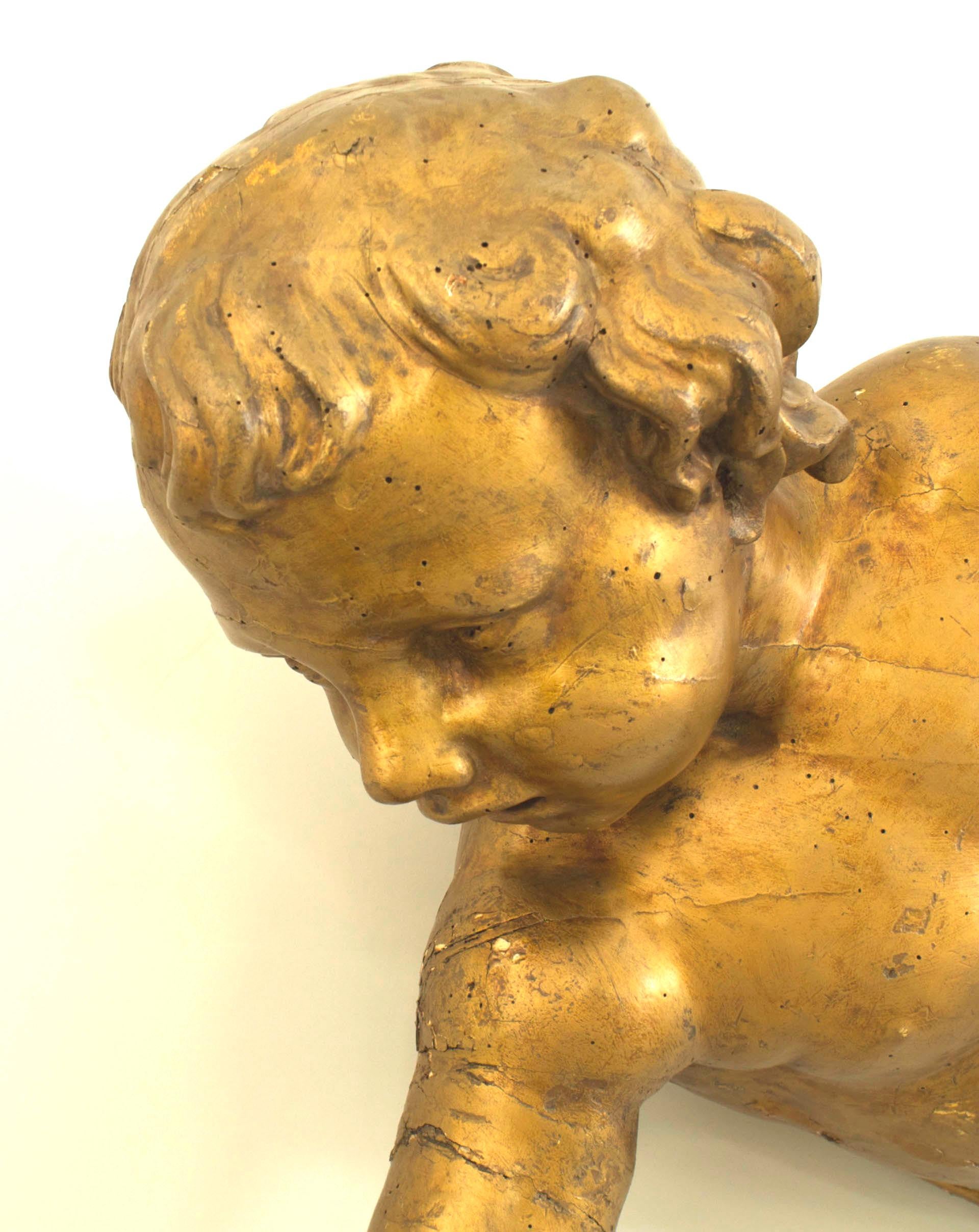 Pair of Italian Rococo Gold Painted Cupids In Good Condition For Sale In New York, NY